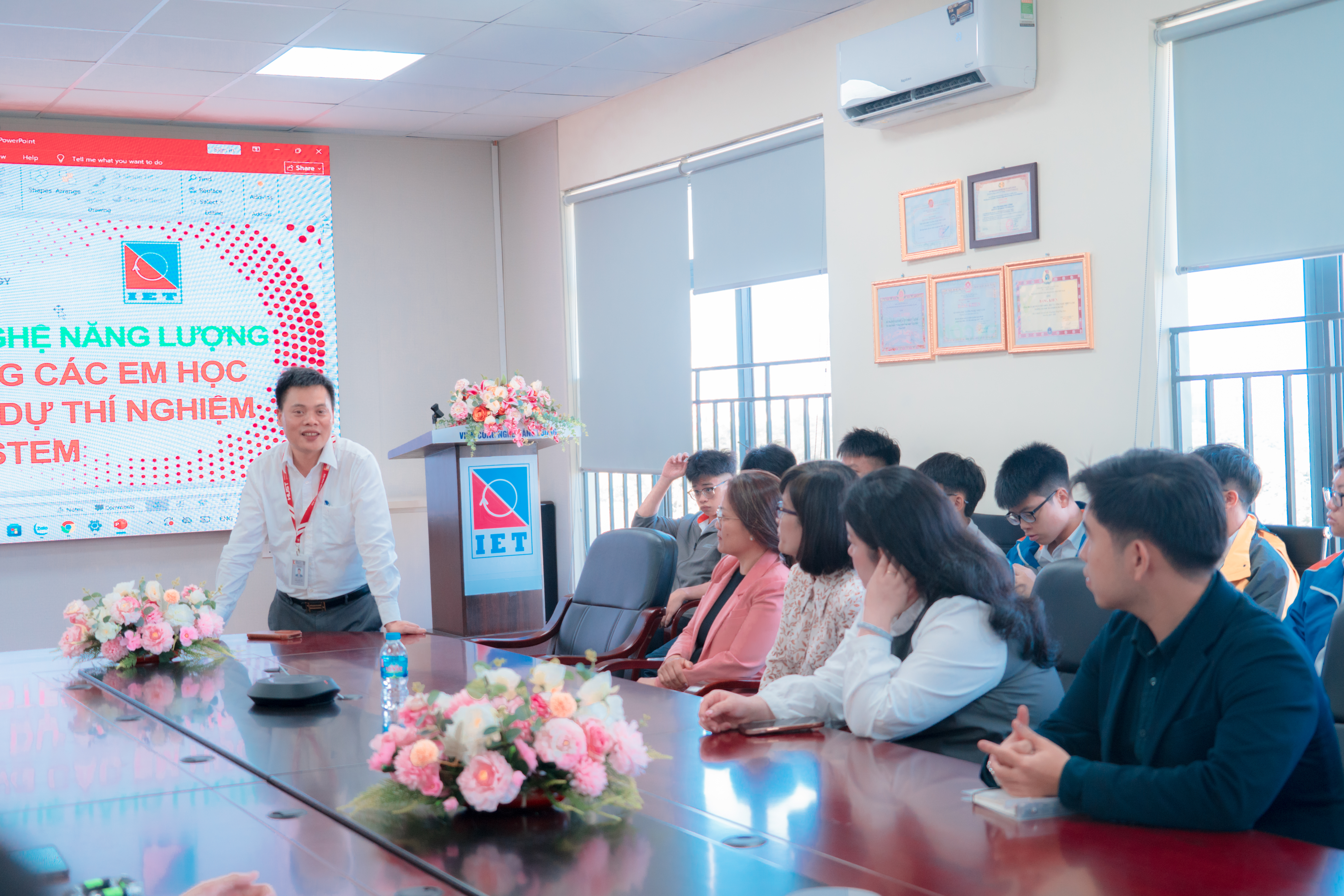 PGS. TS. Đặng Trần Thọ – Viện trưởng Viện Công nghệ Năng lượng nhấn mạnh vai trò của lĩnh vực năng lượng trong đời sống và định hướng ngành nghề cho học sinh.