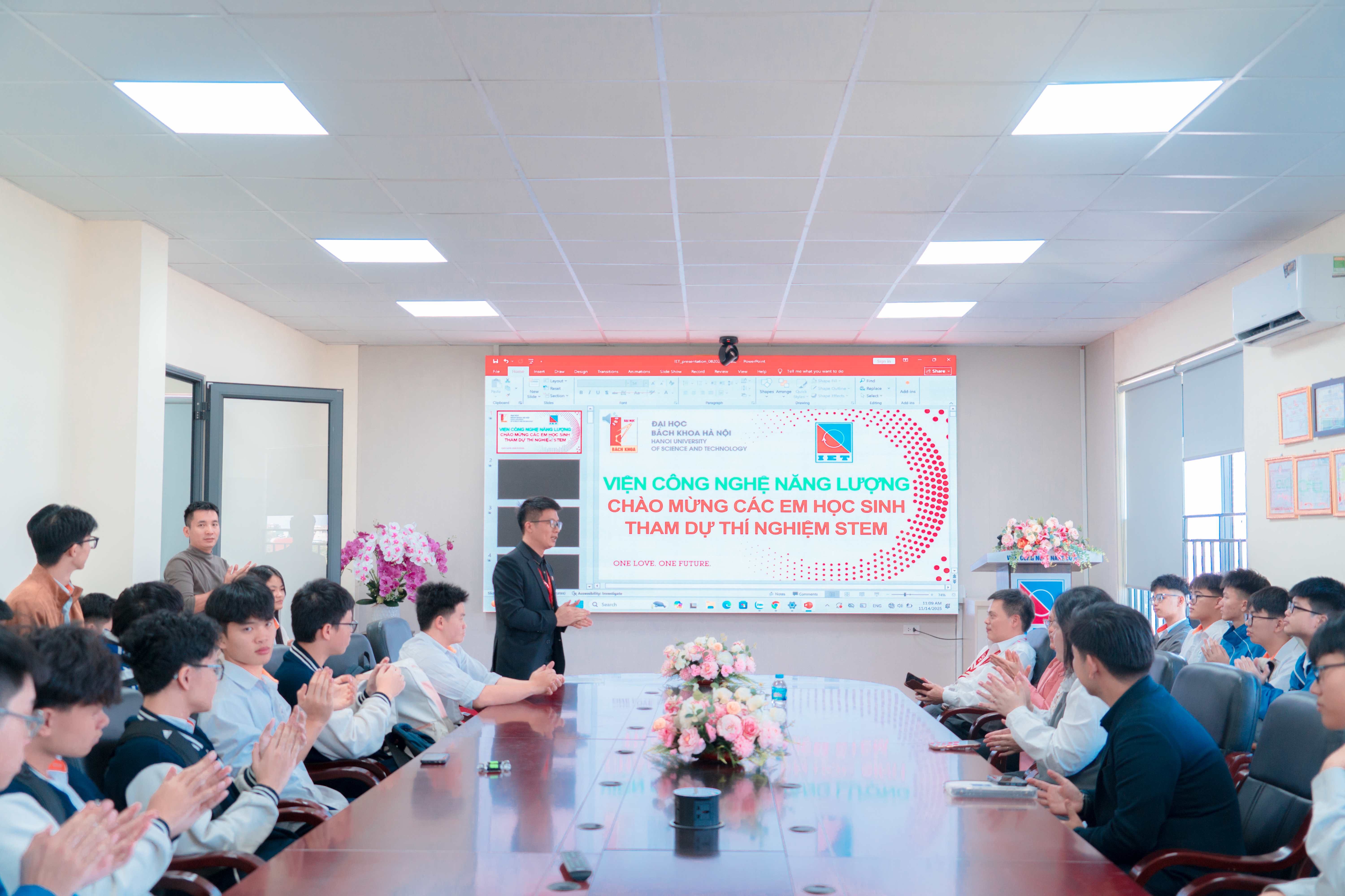 Thầy Nguyễn Thanh Nghị - giảng viên trực tiếp hướng dẫn chia sẻ về lợi ích của cơ hội thực hành thí nghiệm.