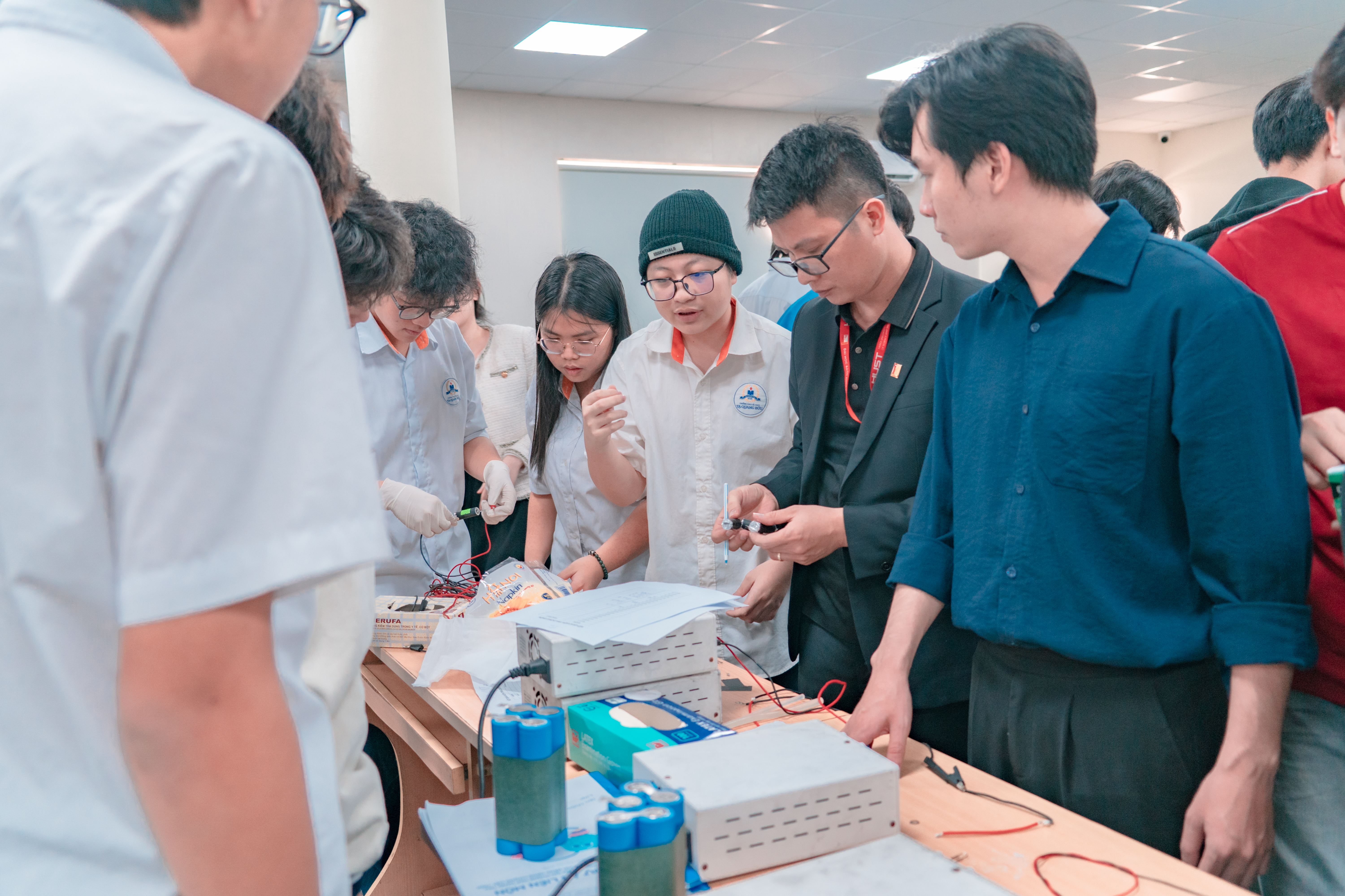 Học sinh tiến hành đo điện áp hở mạch của từng viên pin và ghi lại số liệu.