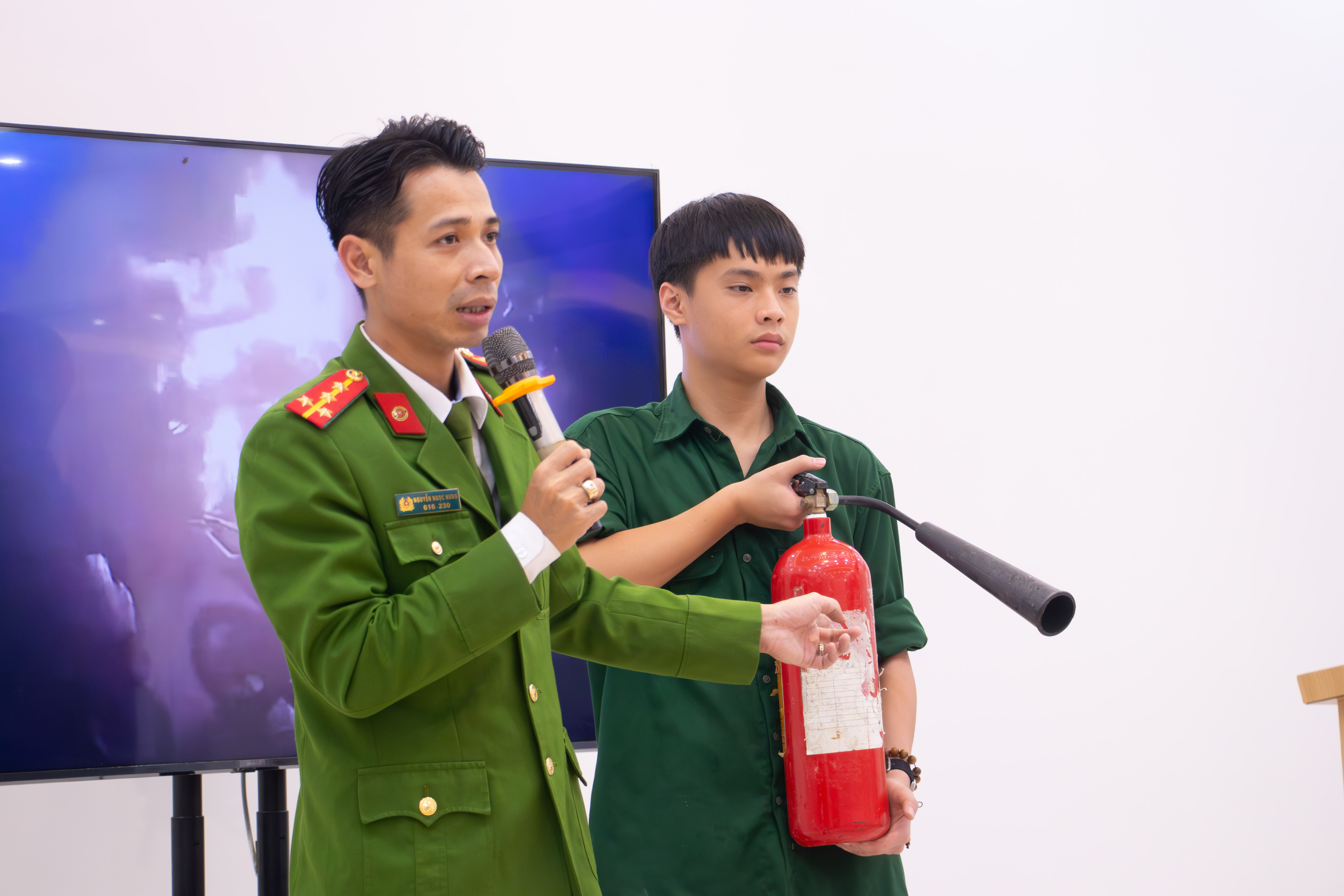 Buổi tuyên truyền và tập huấn kiến thức an toàn PCCC dành cho học sinh khối 10 diễn ra trong không khí cởi mở và vui vẻ.