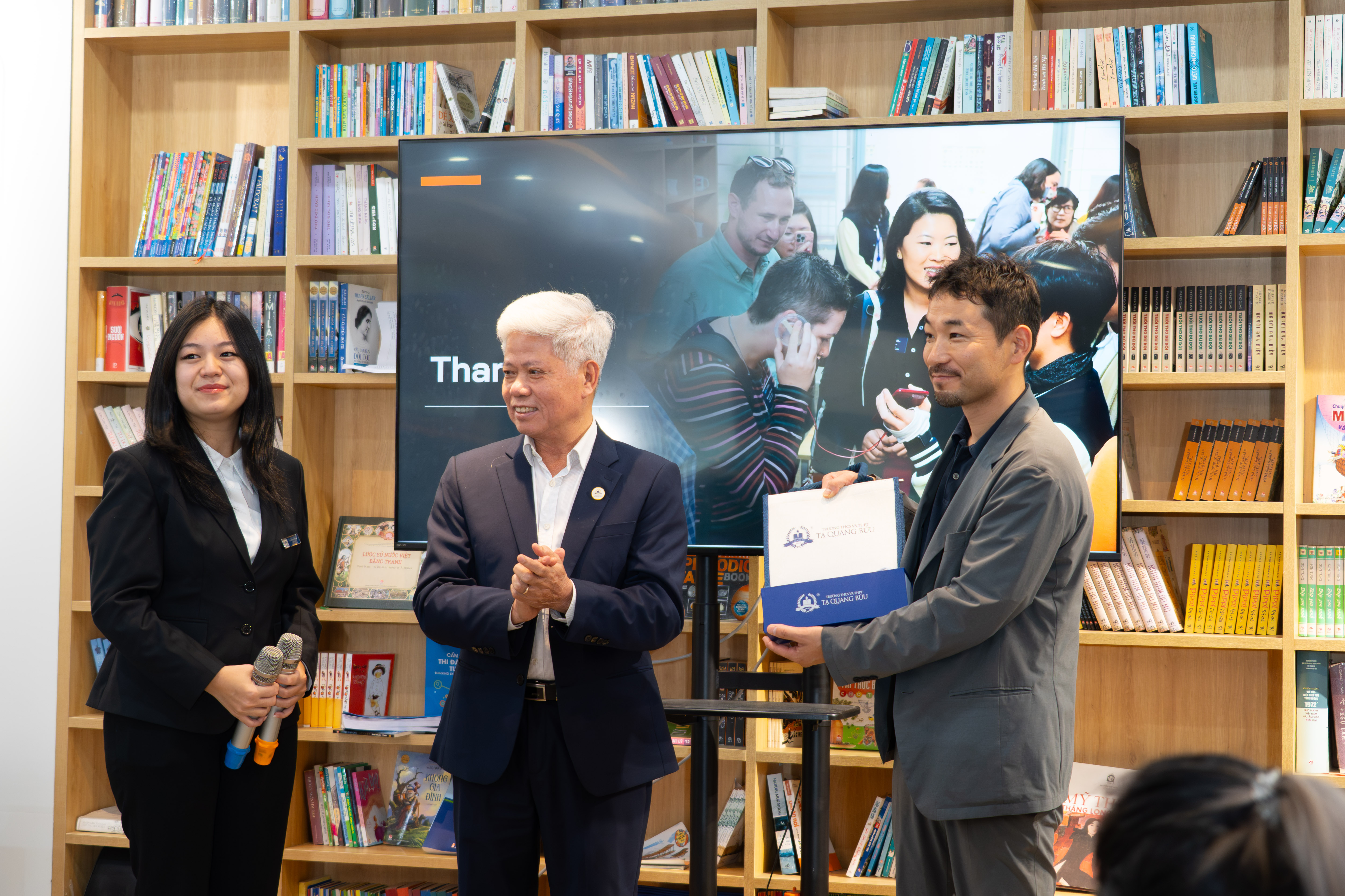 Thầy Trần Ngọc Năm - Phó Hiệu trưởng Nhà trường gửi lời cảm ơn tới thầy Kazuya và sự đồng hành của đối tác ELSA Speak trong việc cải thiện chất lượng dạy và học Tiếng Anh cho học sinh Tạ Quang Bửu.