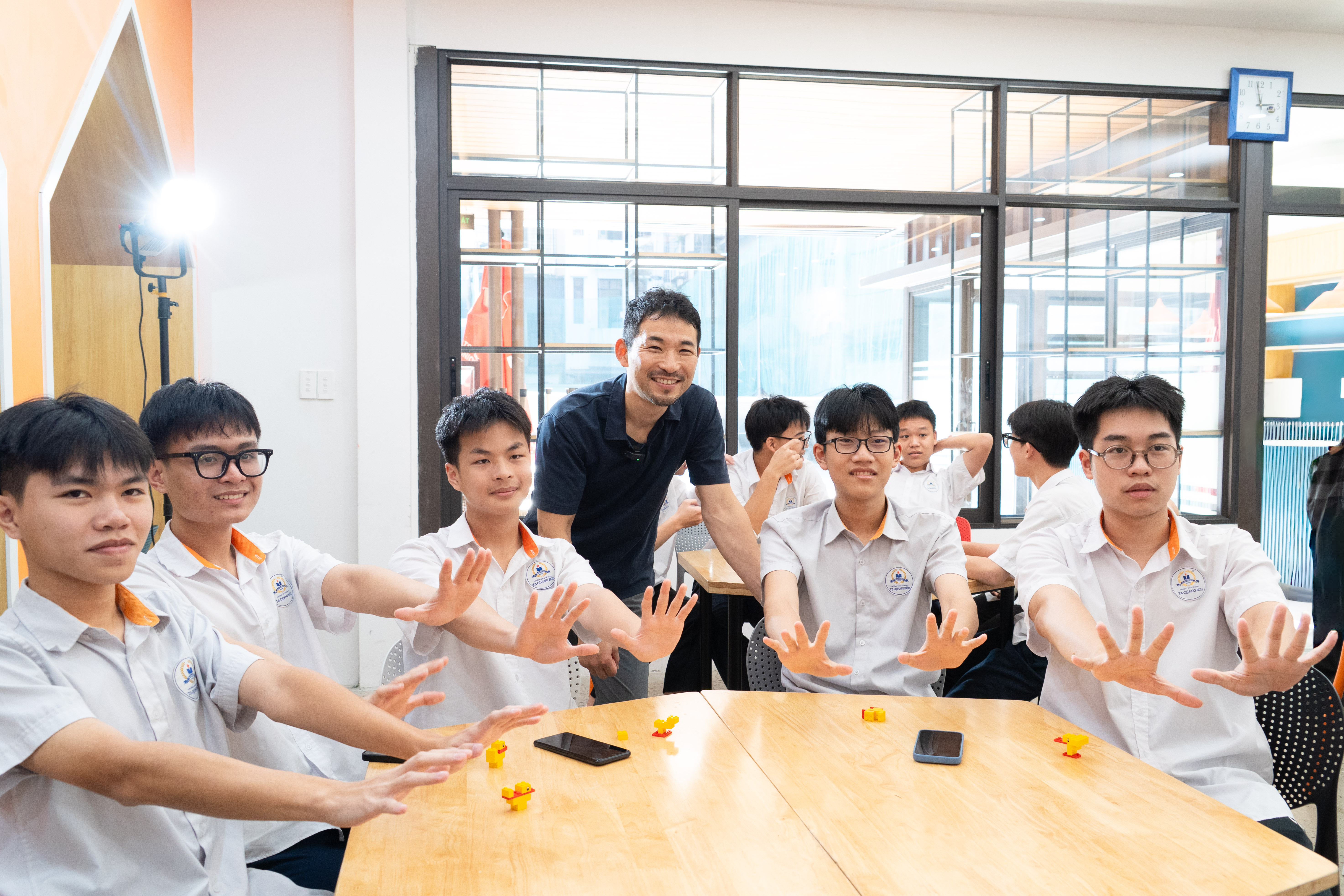Các nhóm học sinh hào hứng tham gia bài học mô phỏng cùng thầy Kazuya.