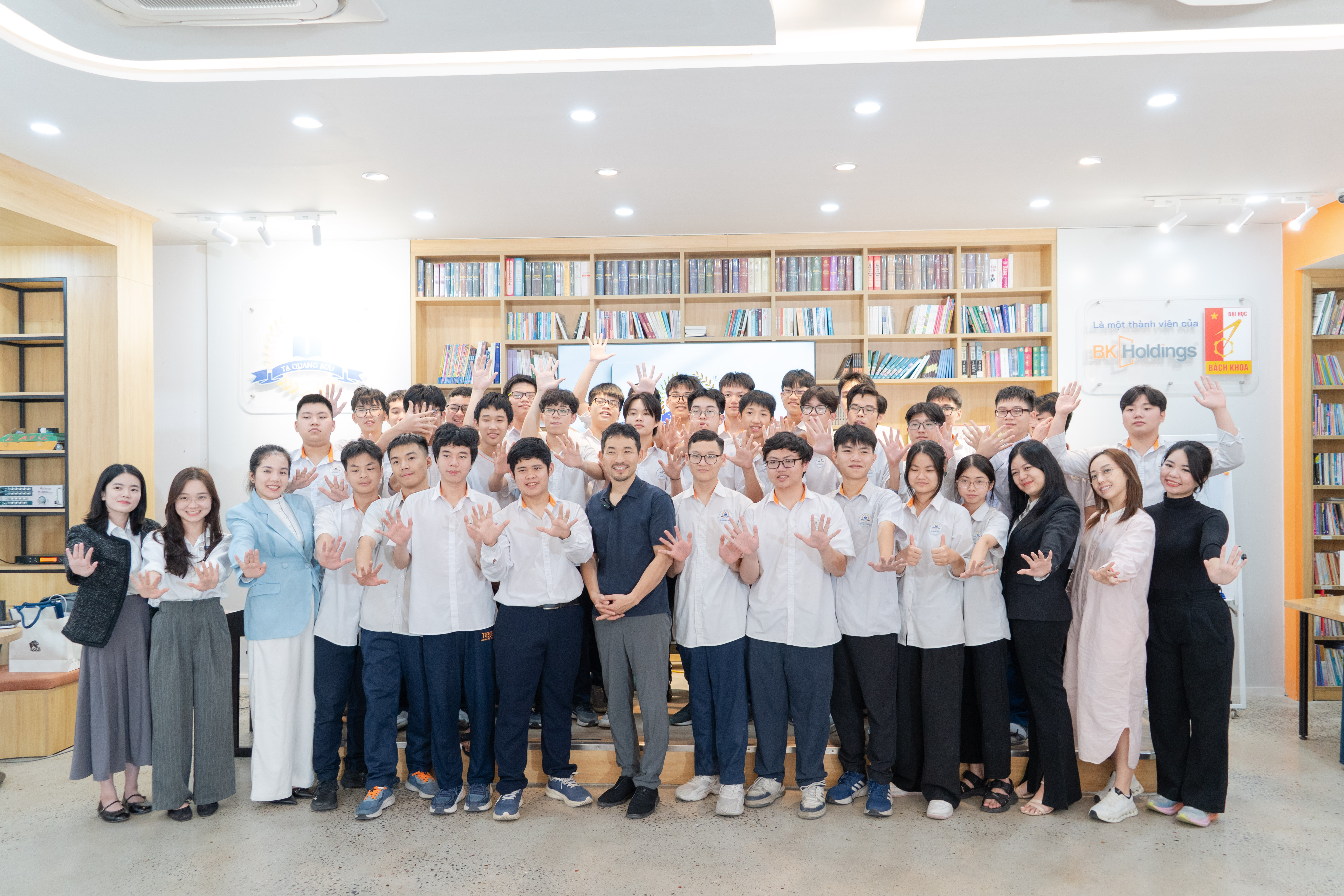 Đại diện ELSA Speak và học sinh lớp 11T1 hệ Toán - Tin Trường THCS và THPT Tạ Quang Bửu.