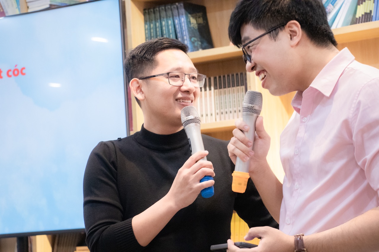 thầy Vũ Việt Hưng (phải) và thầy Nguyễn Văn Nhàn (trái) tái hiện một trường hợp dẫn dụ lừa đảo qua không gian số.