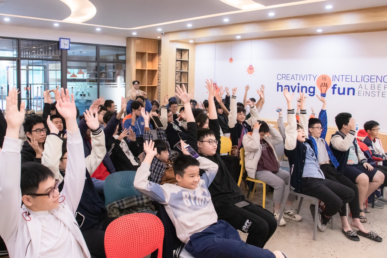 Học sinh các câu lạc bộ Hi-tech tham gia trang bị kiến thức trên không gian số.