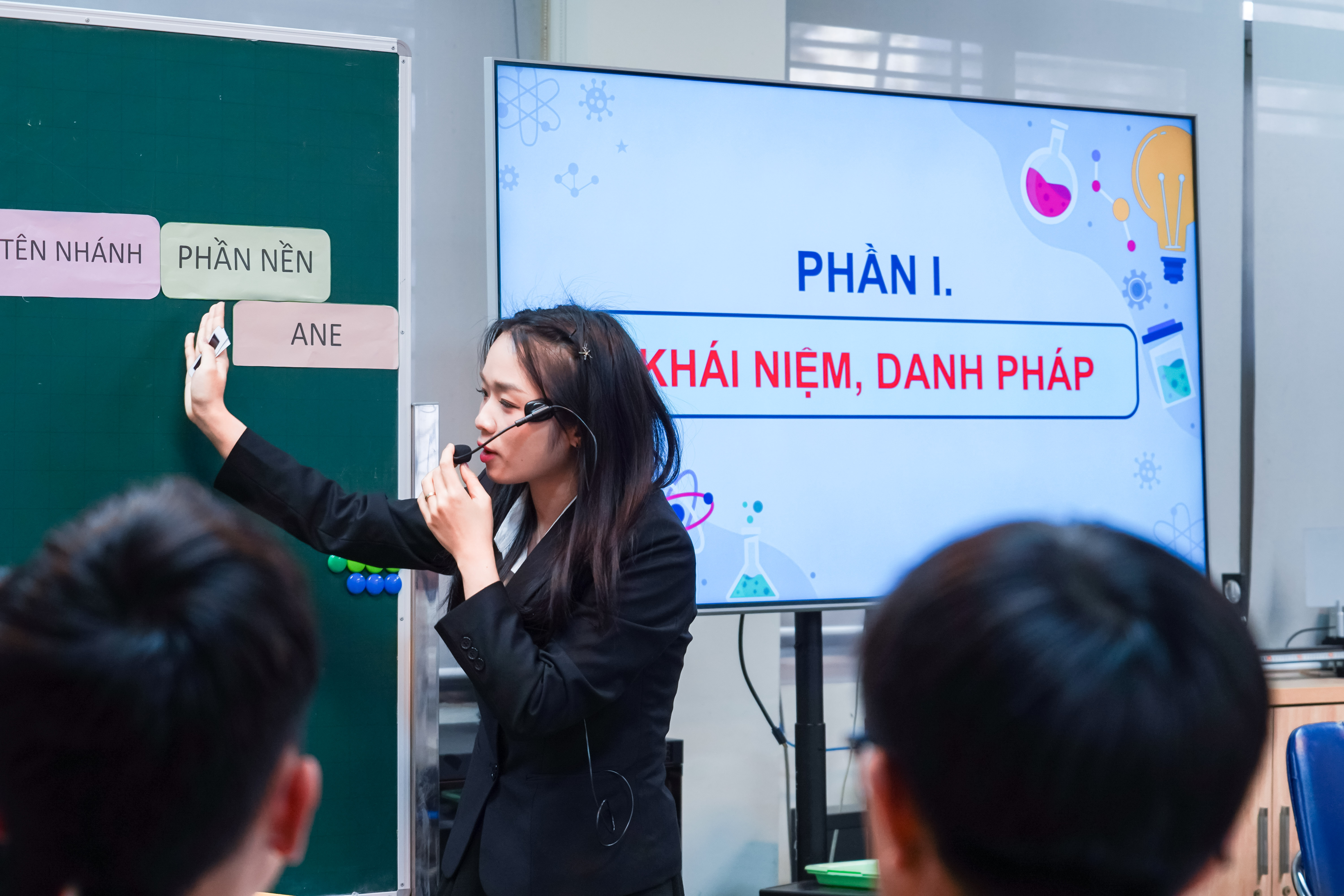 Cô Hồng Anh cùng học sinh lớp 11A1 trong tiết dạy chuyên đề “Ứng dụng CNTT và AI trong dạy học Hóa học”.