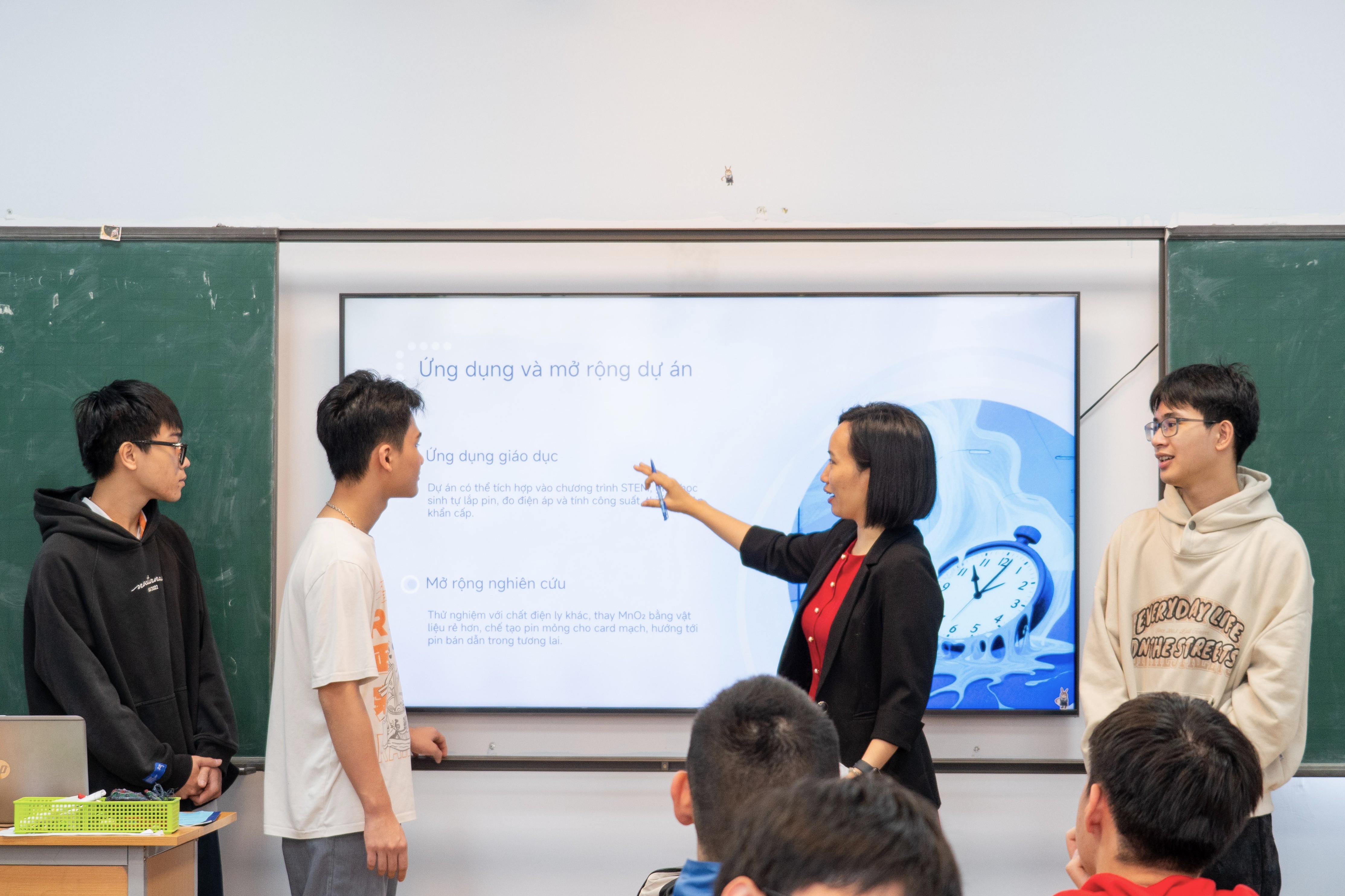 Giáo viên đưa ra nhận xét, góp ý để học sinh điều chỉnh và rút kinh nghiệm cho các dự án liên môn tiếp theo.