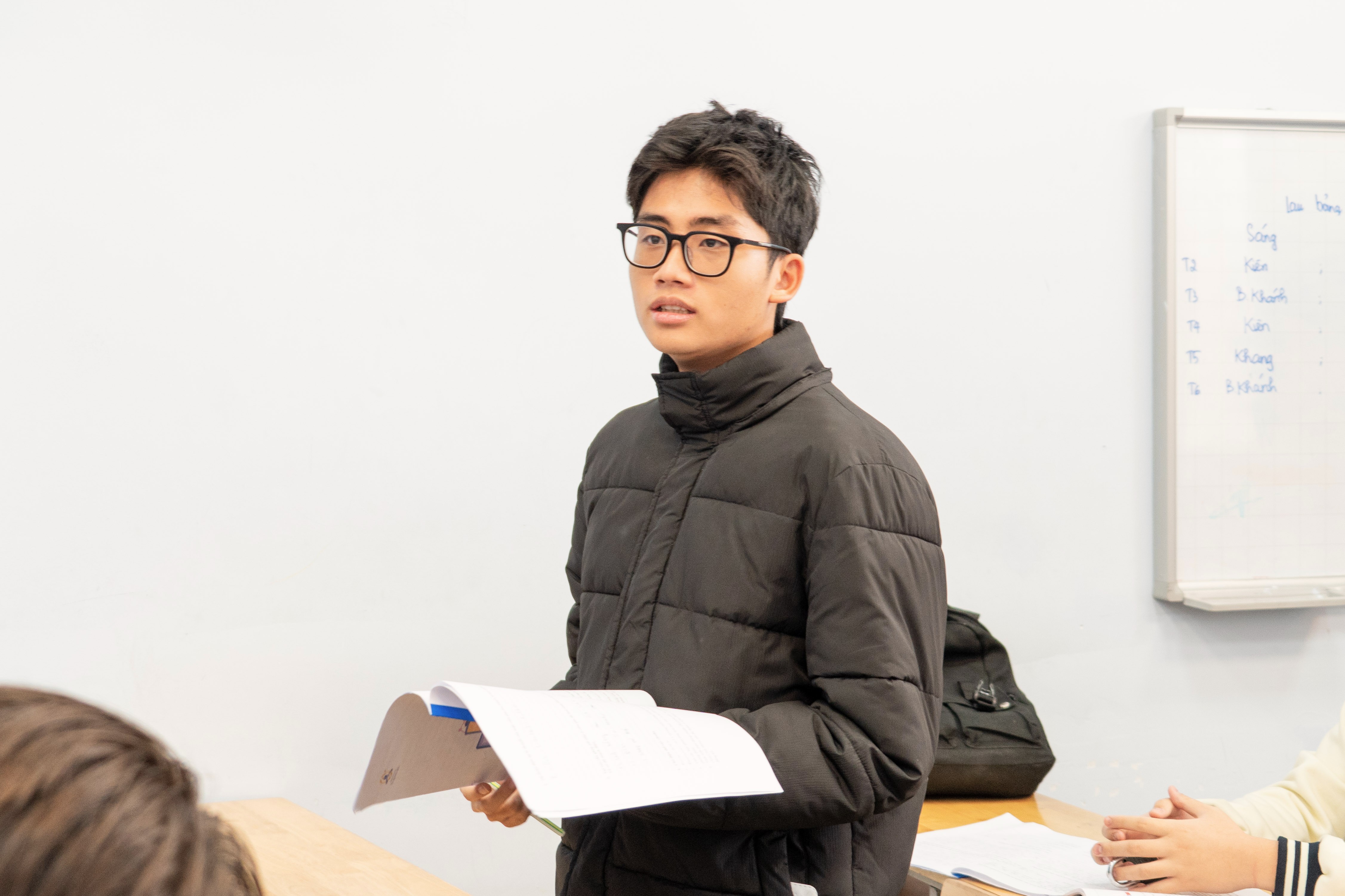 Không khí học tập sôi nổi khi các nhóm học sinh khác cùng đưa ra câu hỏi và phản biện về phần báo cáo.