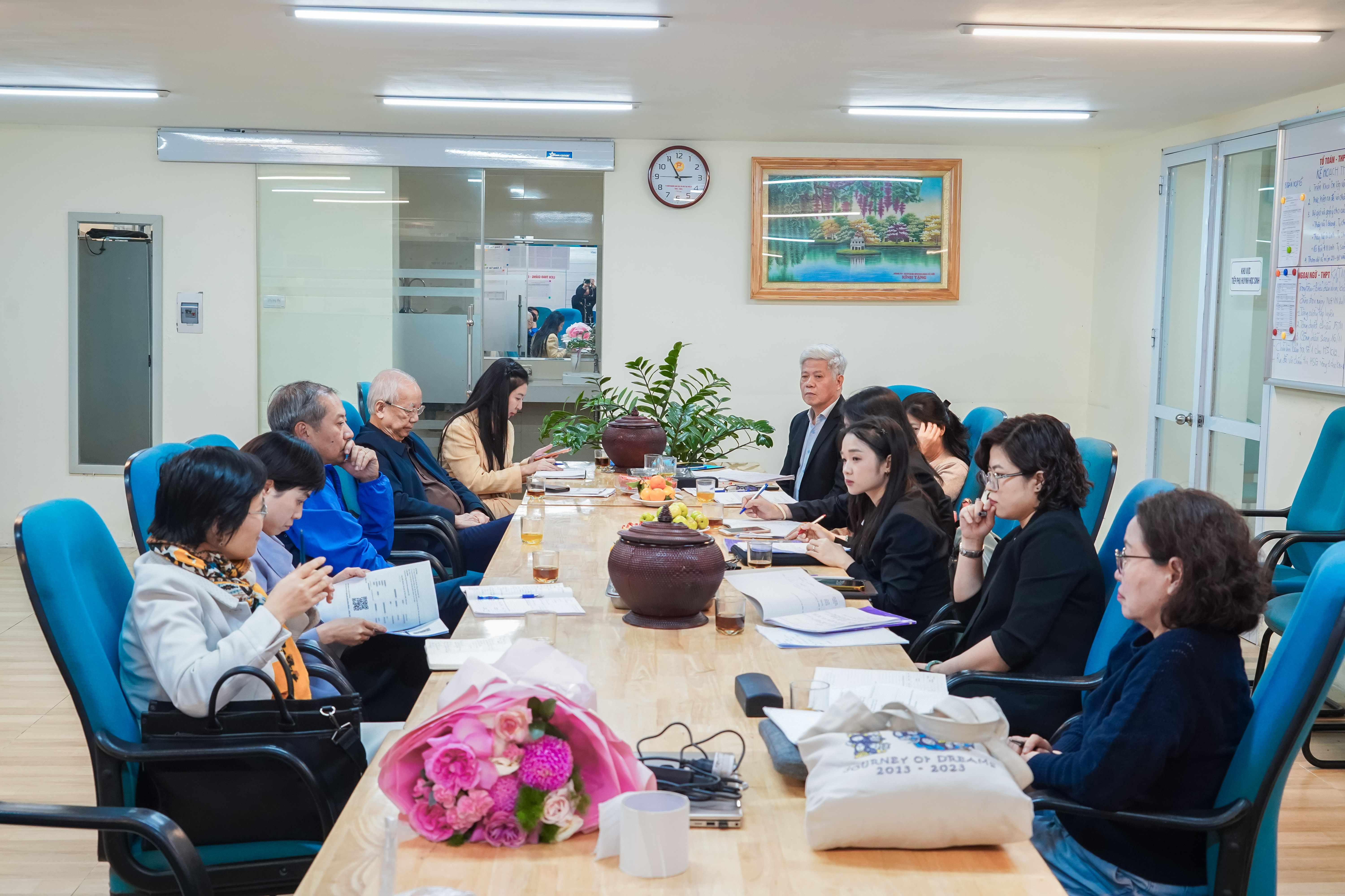 Đại diện Hội đồng trường, Ban Giám hiệu và các thầy cô trong Tổ chuyên môn cùng chia sẻ về tiết dạy chuyên đề.