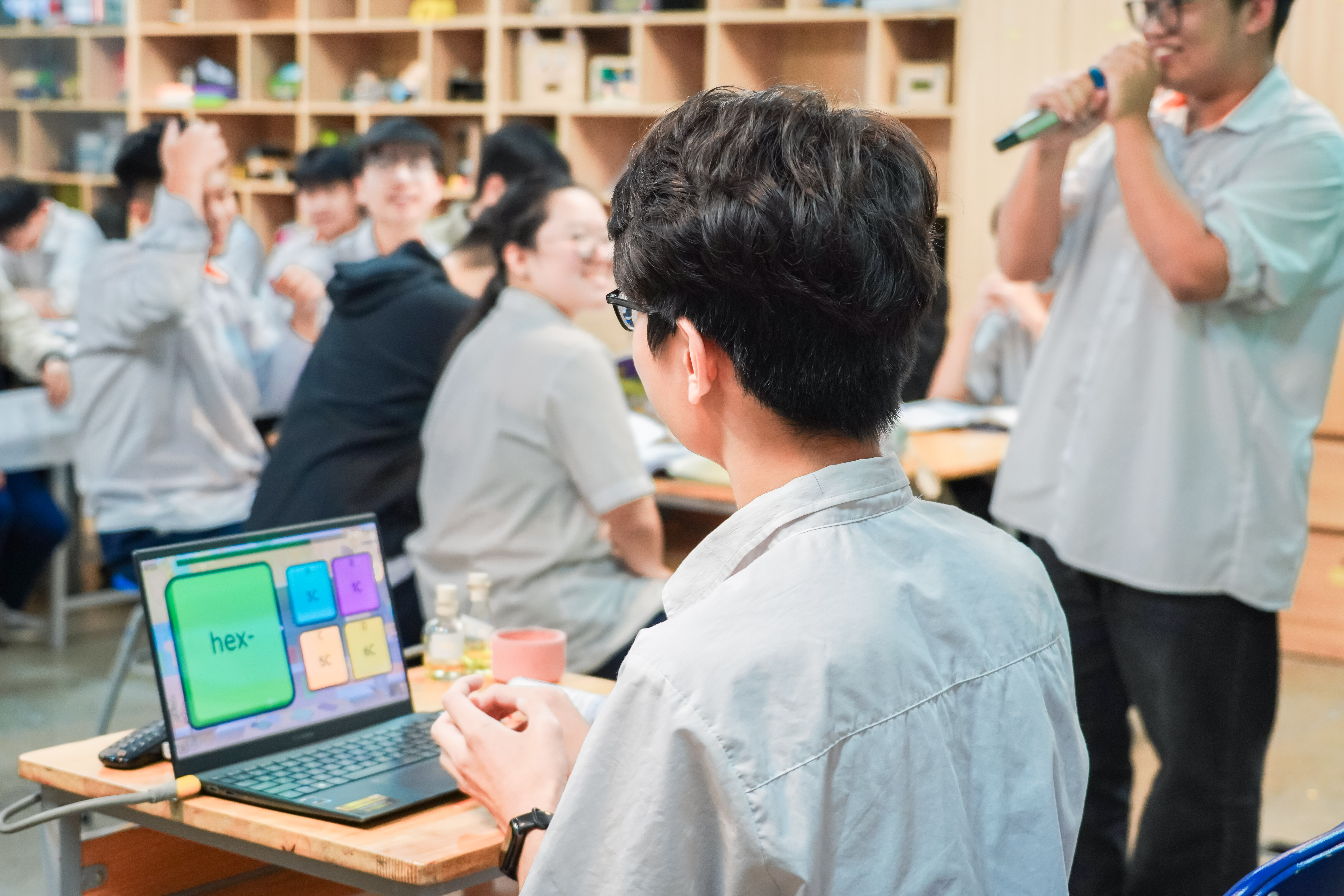 Học sinh chủ động thảo luận, cùng đưa ra ý kiến, nhận định và đối chiếu với những kiến thức đã tìm hiểu.