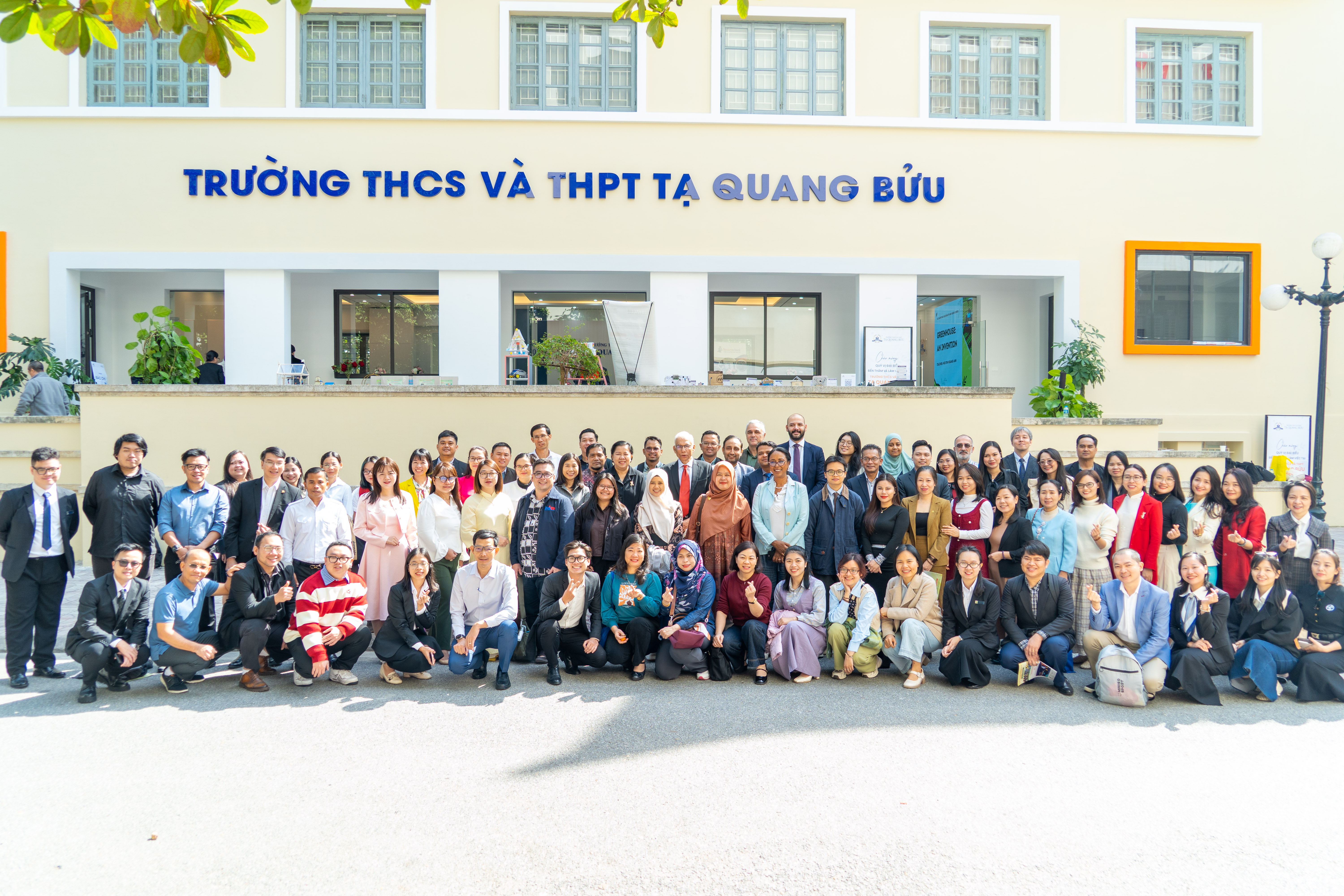 Phái đoàn Học viện WIPO, các huấn luyện viên quốc tế, đại biểu từ nhiều quốc gia ASEAN, đại diện cơ quan quản lý cùng giáo viên và học sinh Nhà trường.