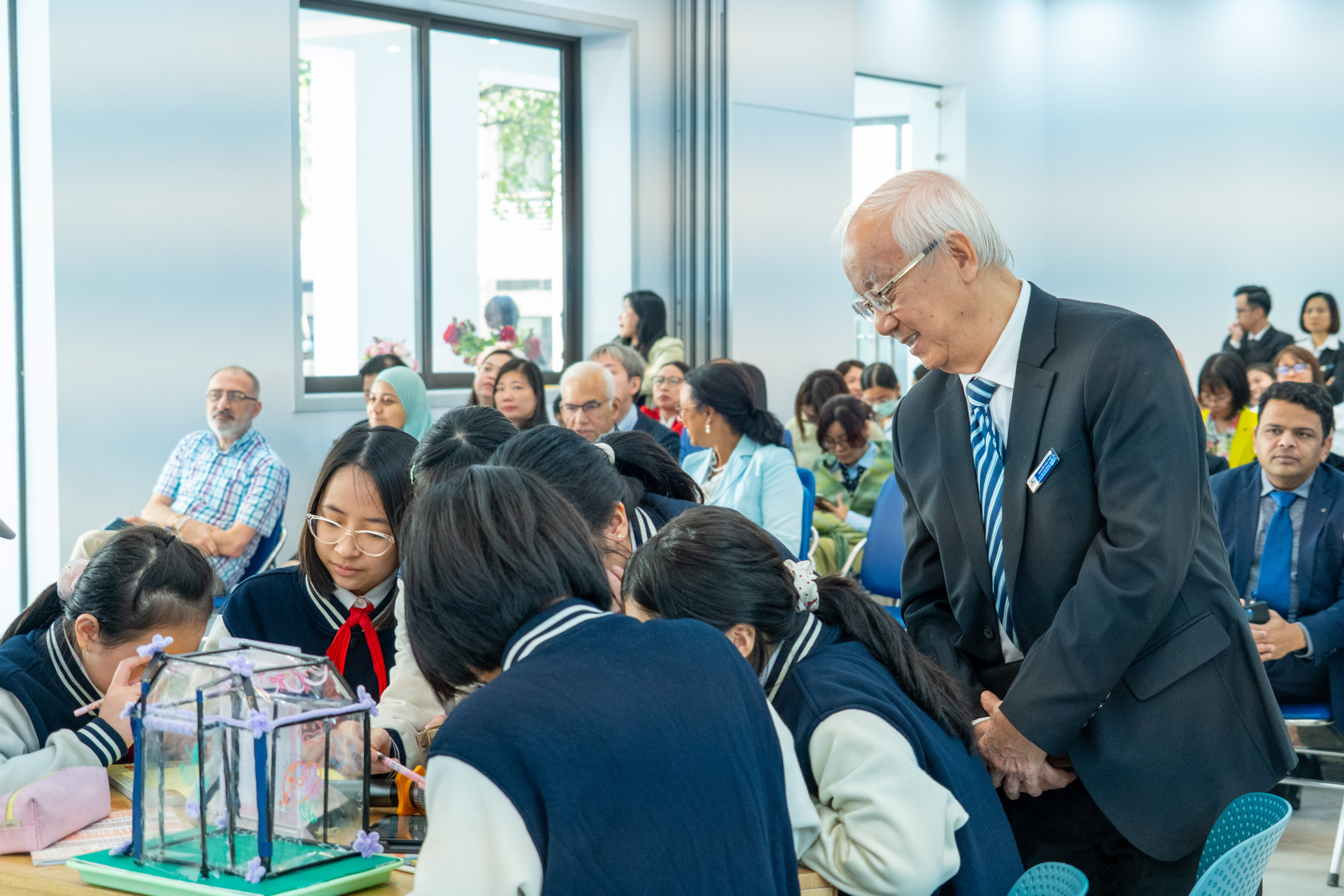 Không khí học tập diễn ra vô cùng sôi nổi và hứng thú khi các nhóm học sinh cùng thảo luận và phản biện lẫn nhau.