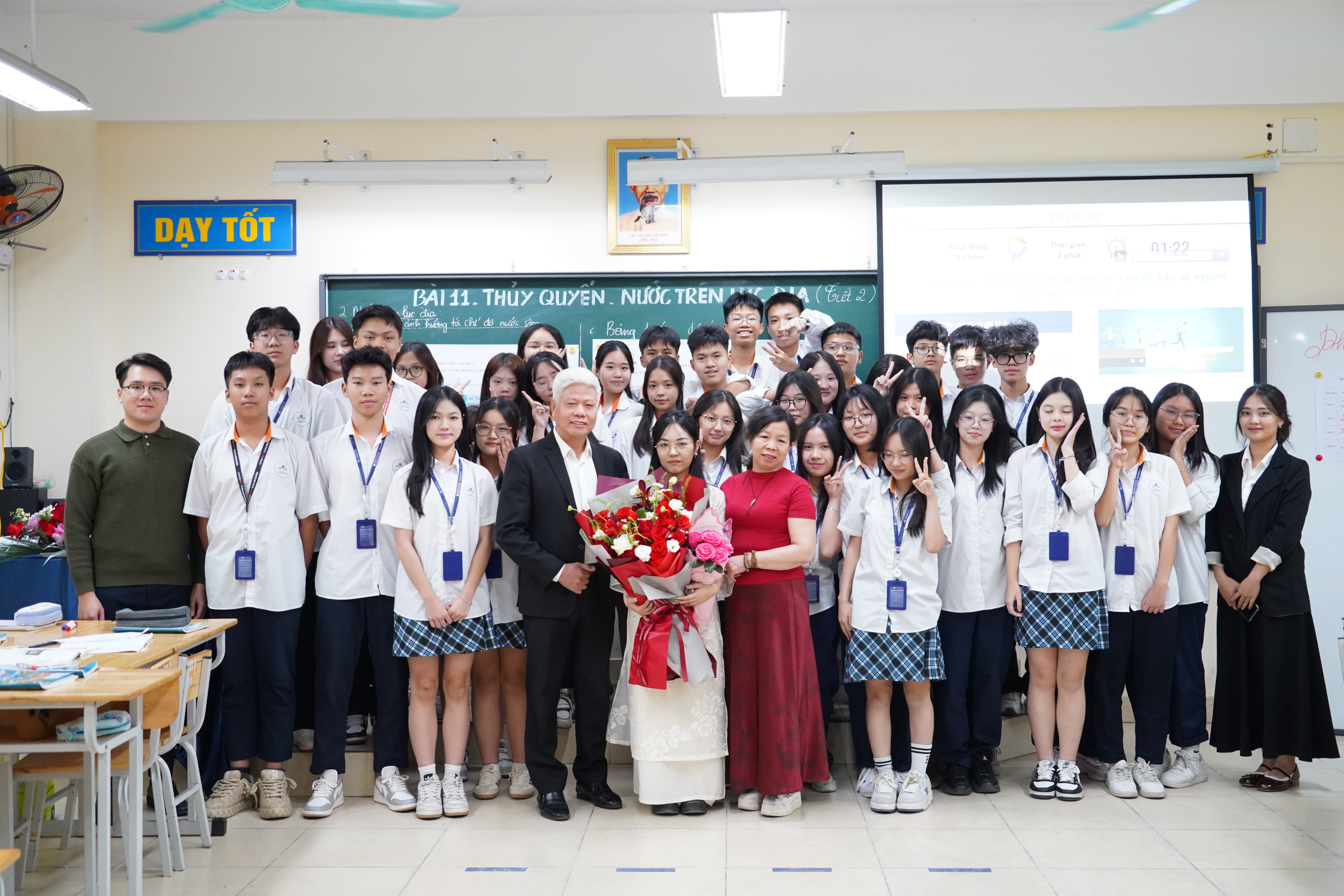 Cô Nguyễn Thị Dung (cầm hoa) với tiết dạy “Thủy quyển – Nước trên lục địa” sinh động và gần với thực tiễn.