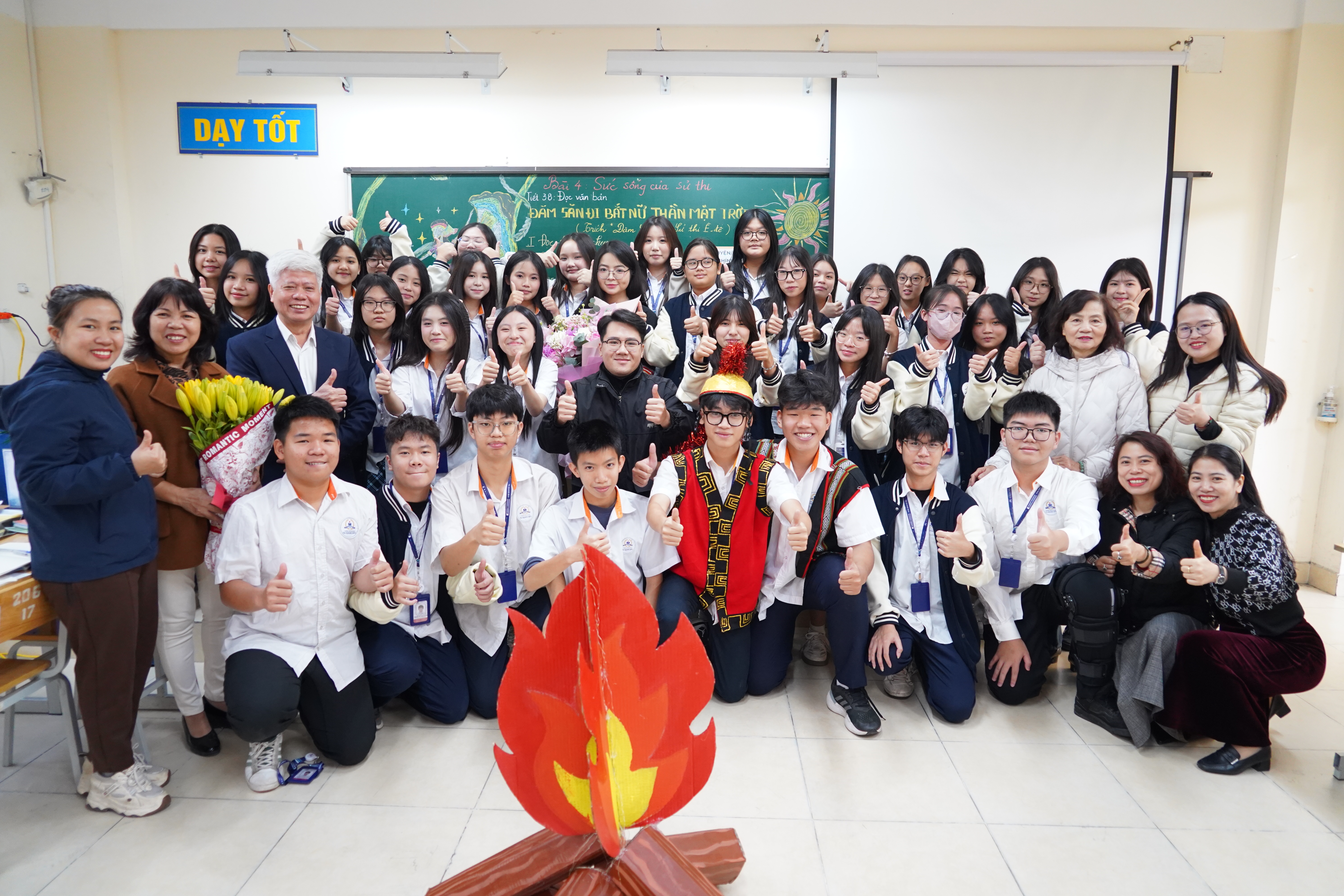 Tiết dạy Ngữ văn “Đăm Săn đi bắt Nữ Thần Mặt Trời” giàu cảm xúc của cô Nguyễn Thị Ngọc Ánh (ở giữa, cầm hoa).