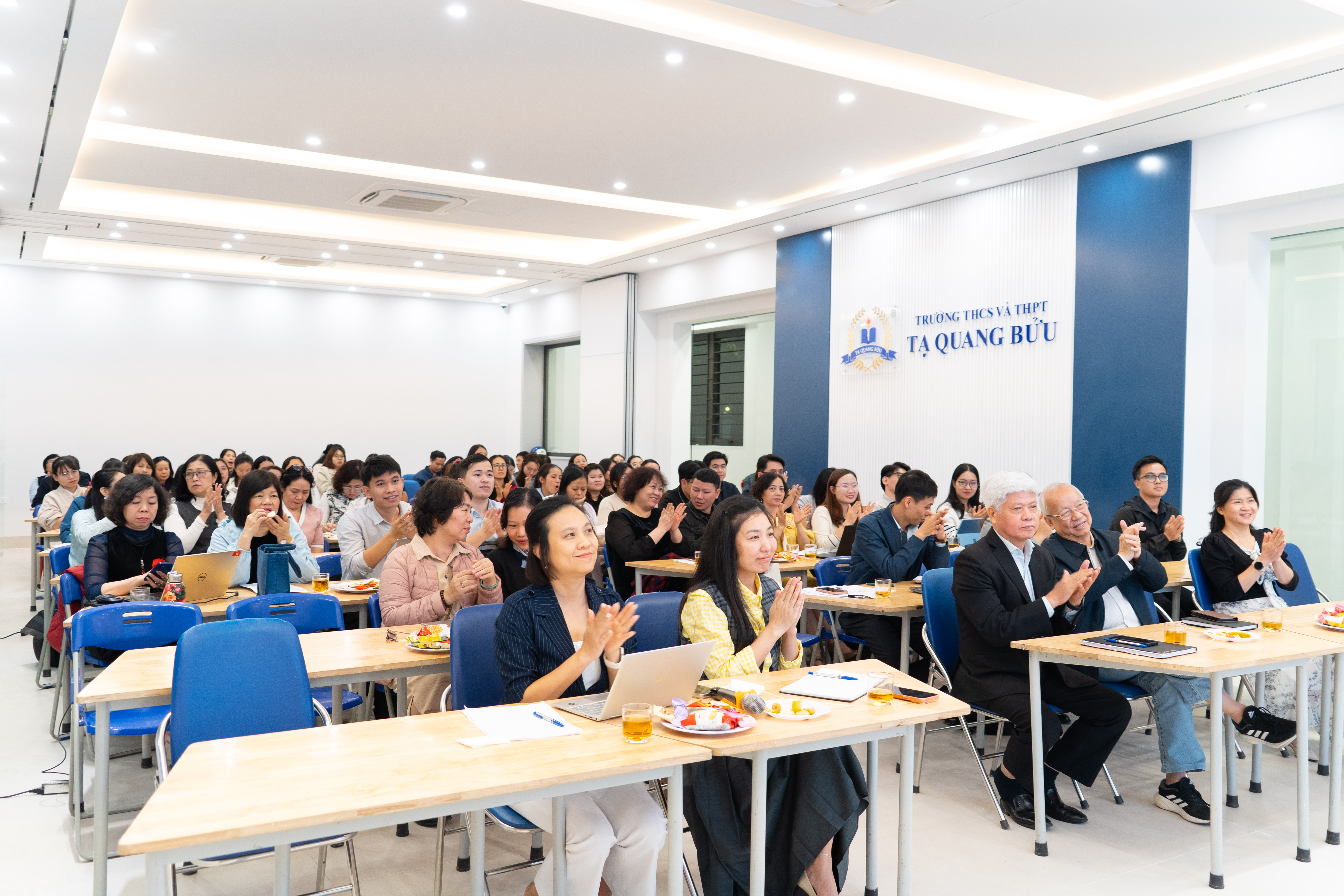 Hội nghị diễn ra trong không khí cởi mở và sẻ chia, đồng kiến tạo môi trường học tập tốt nhất cho học sinh.