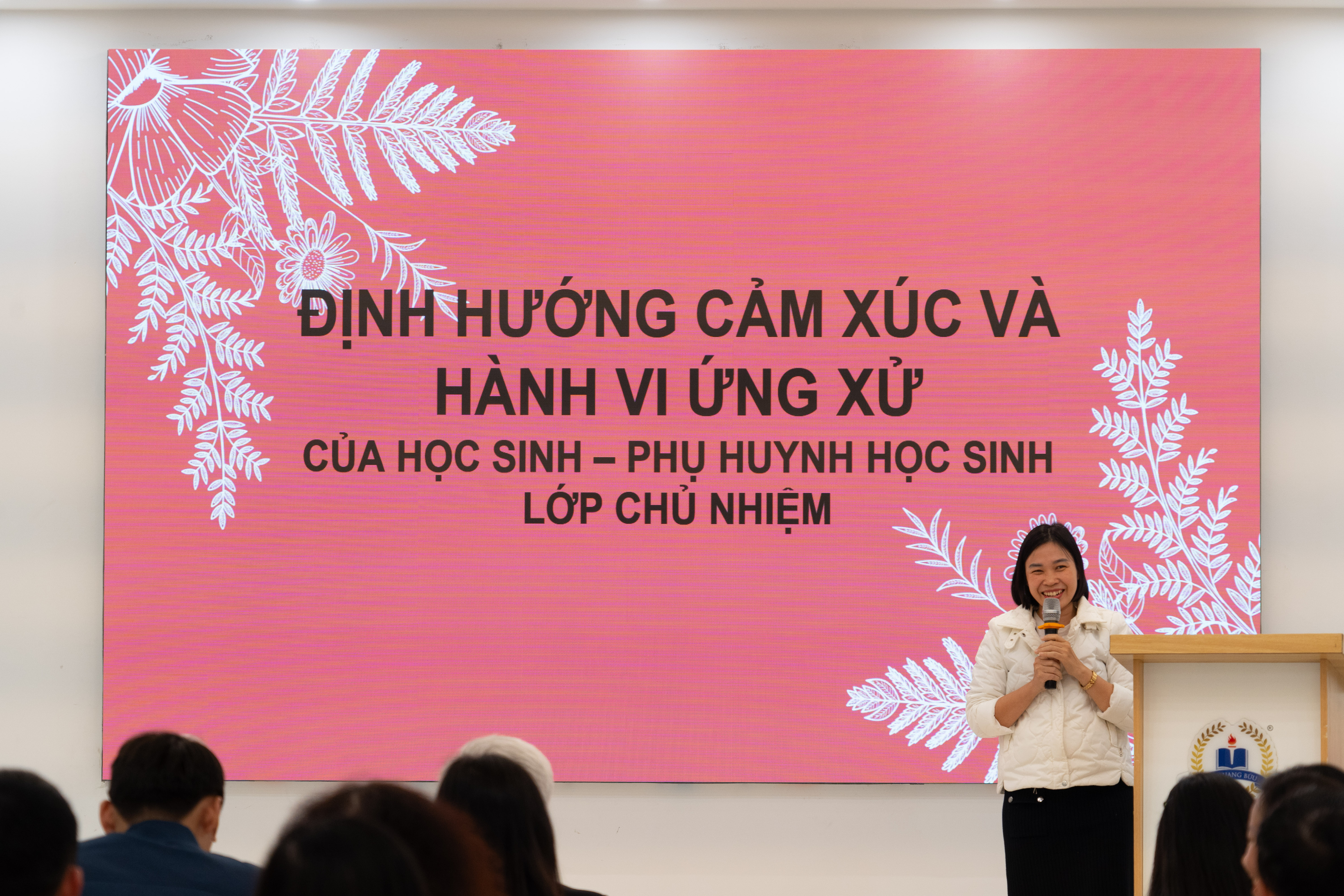 Cô Đào Thị Hoàn mang đến cho hội trường cảm xúc tích cực và vui vẻ trong tham luận của mình.
