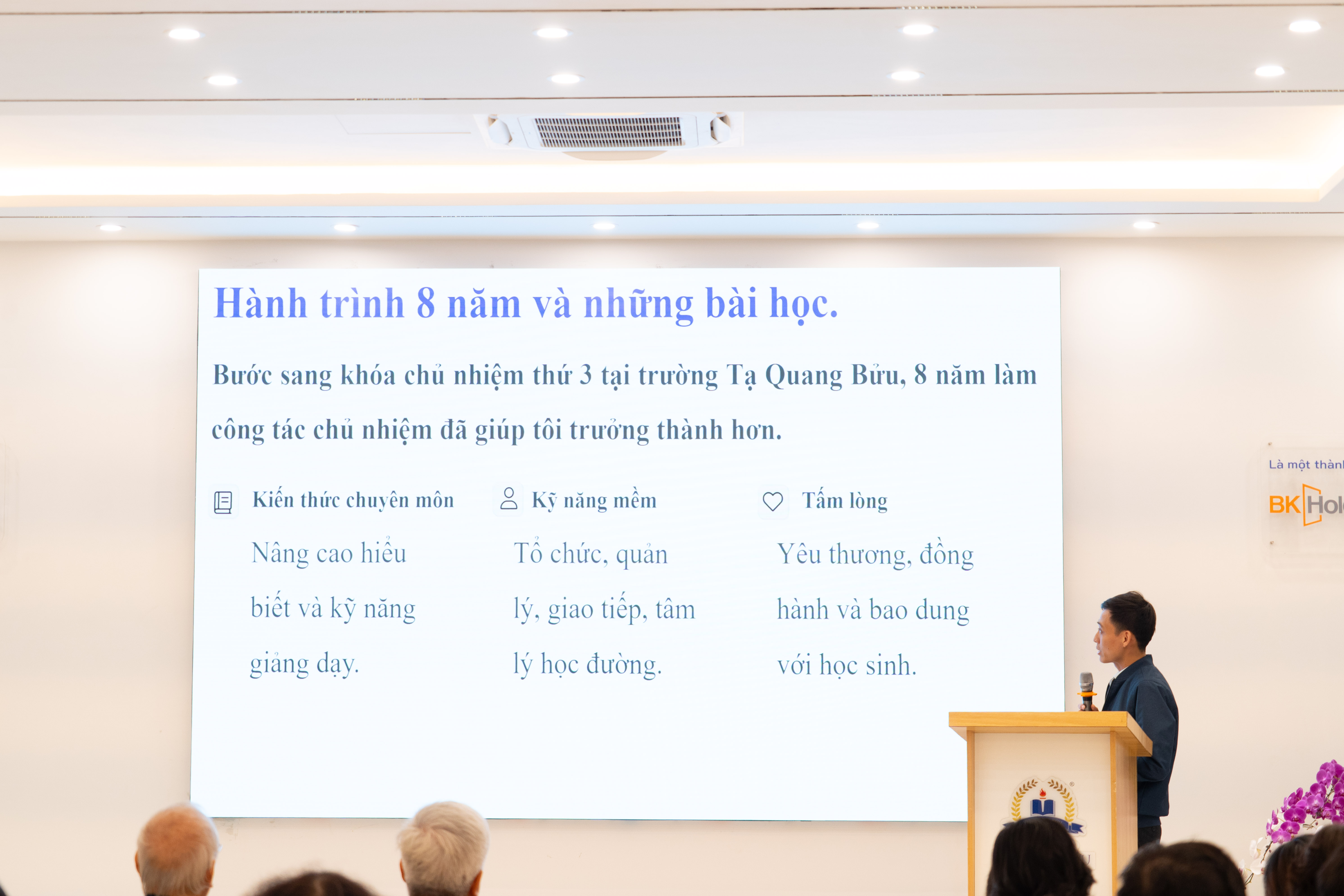 Thầy Trần Văn Dũng và nỗi niềm của một thầy giáo trẻ khi làm công tác chủ nhiệm.