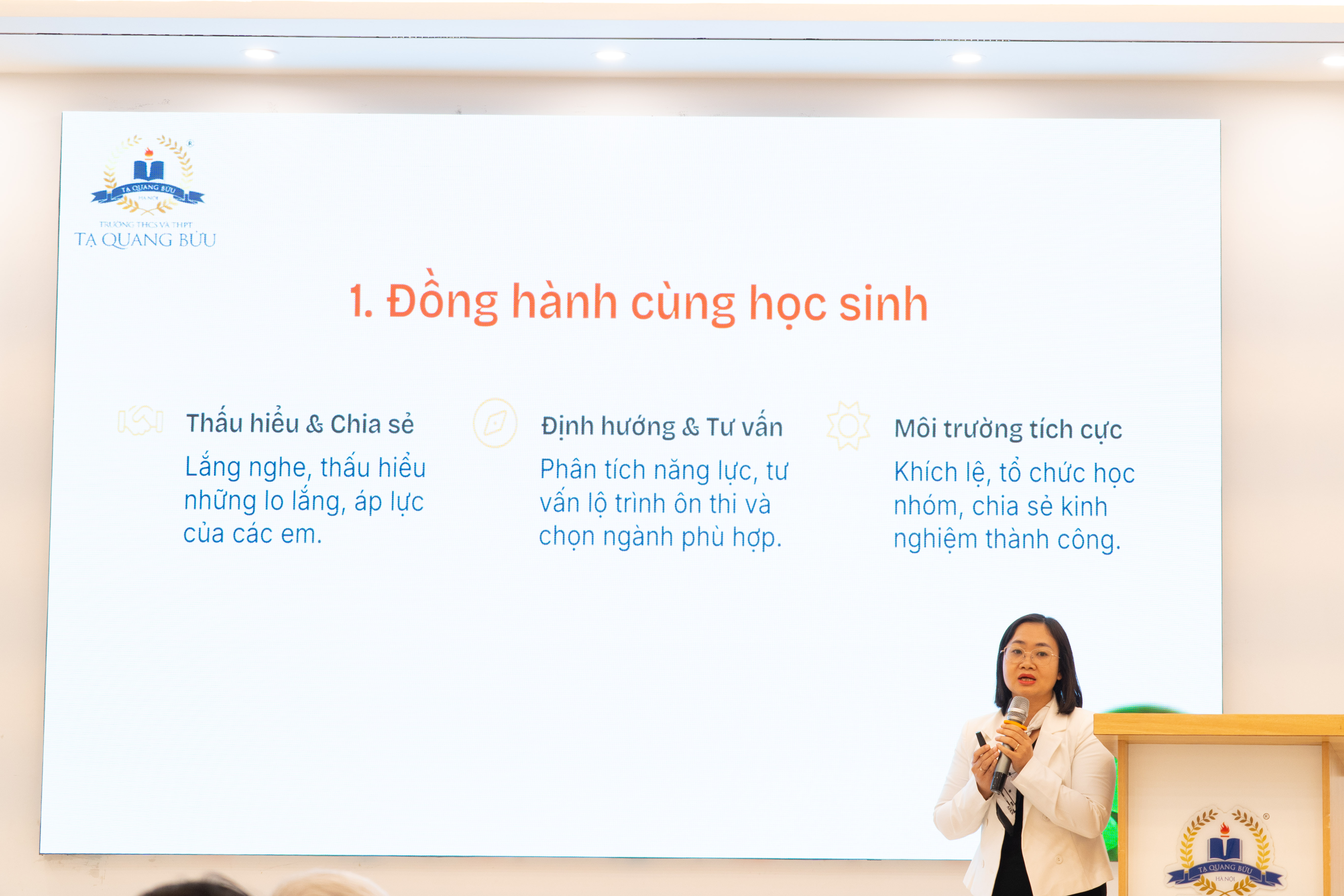 Theo cô Nguyễn Thị Kim Lanh, đồng hành cùng phụ huynh và học sinh là quan trọng nhất trong thời điểm lớp 12 đầy nhạy cảm.