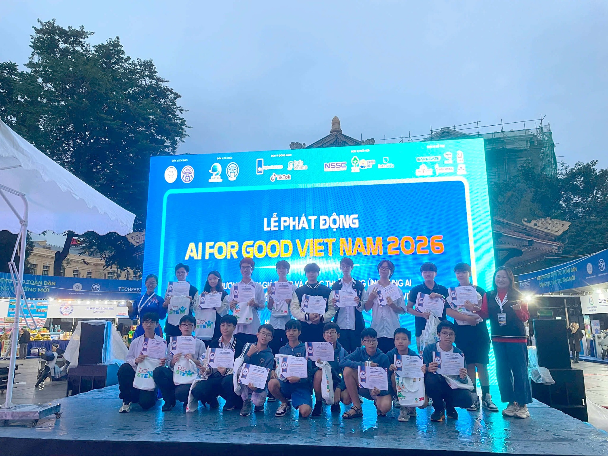 Học sinh của ba câu lạc bộ Coding & AI, Robotics và Toán Mô hình tại sự kiện.