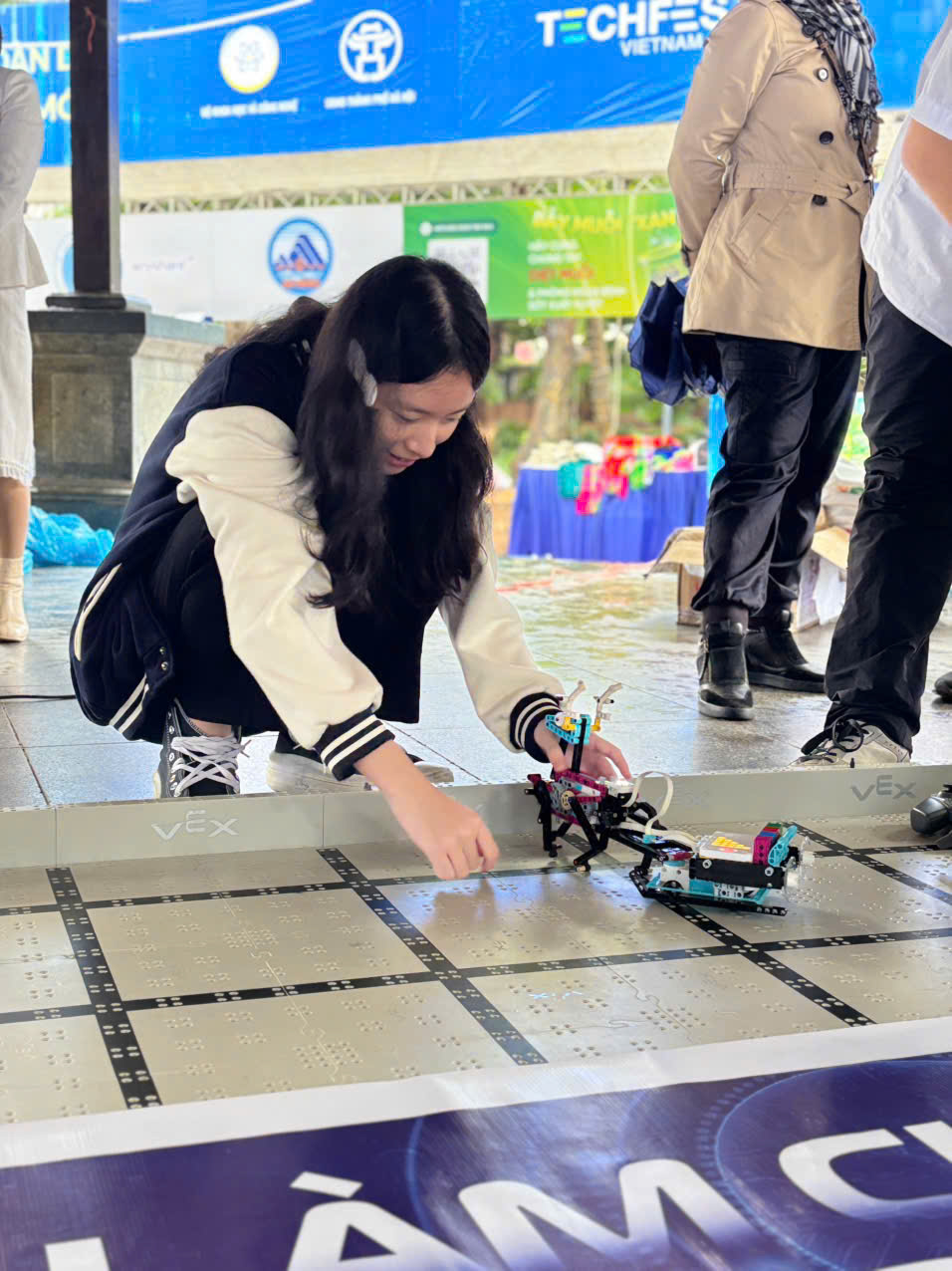 Các thành viên cùng phối hợp để robot vận hành theo kịch bản.