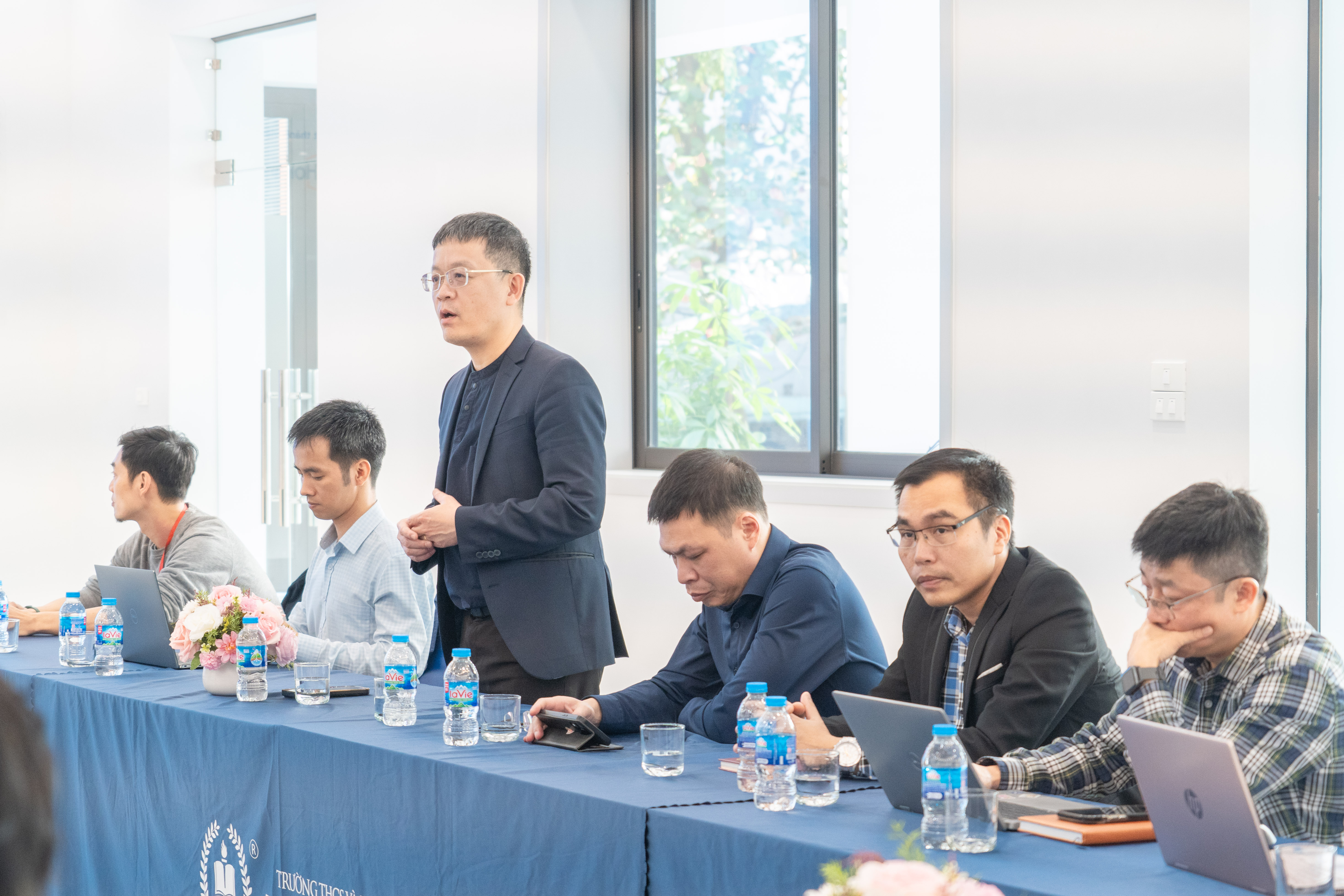 PGS.TS. Chu Kỳ Sơn - Hiệu trưởng Trường Hóa và Khoa học Sự sống cùng các giảng viên, cán bộ chuyên môn tại buổi làm việc.