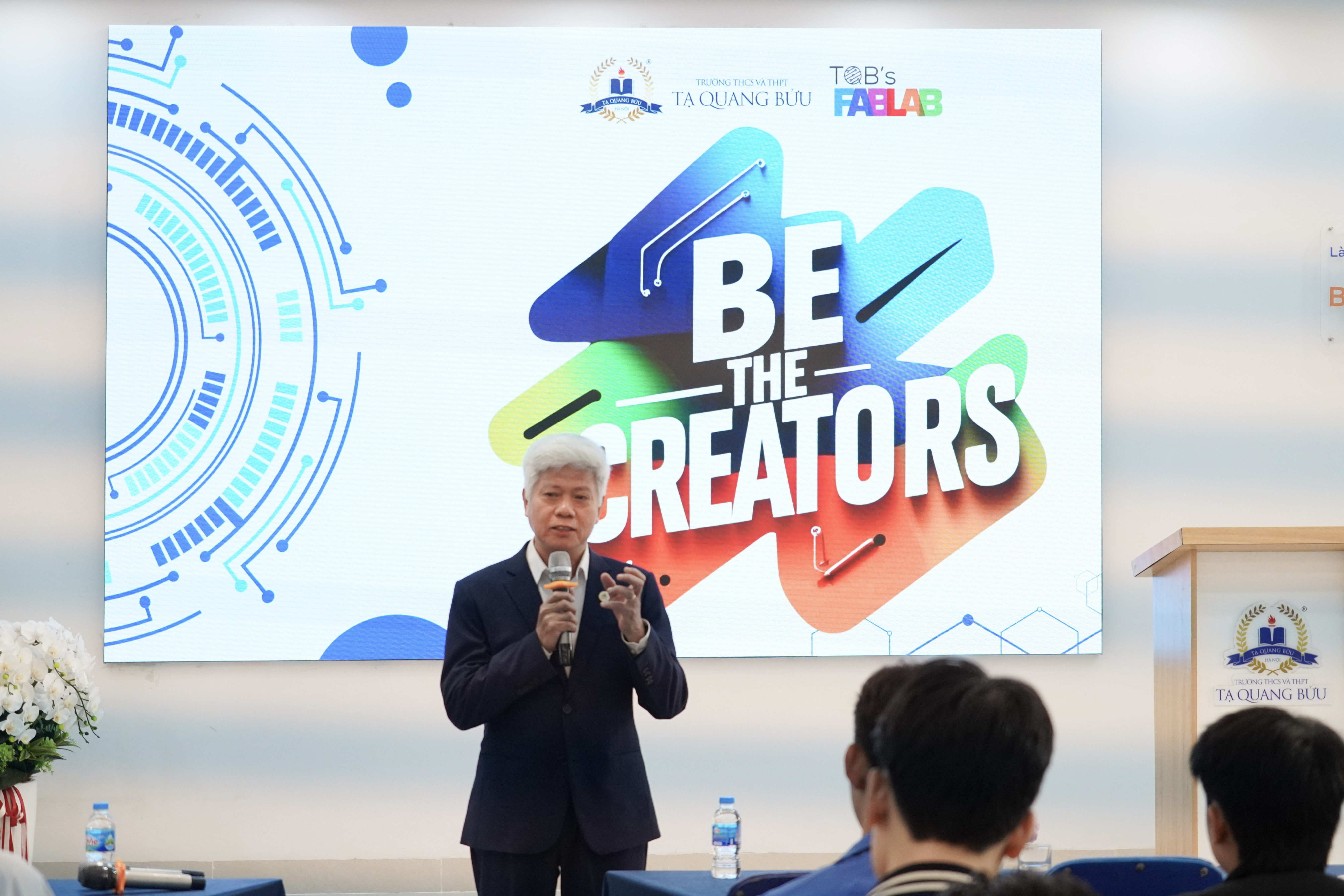 Thầy Trần Ngọc Năm - Phó Hiệu trưởng Nhà trường phát biểu trong buổi lễ phát động cuộc thi.