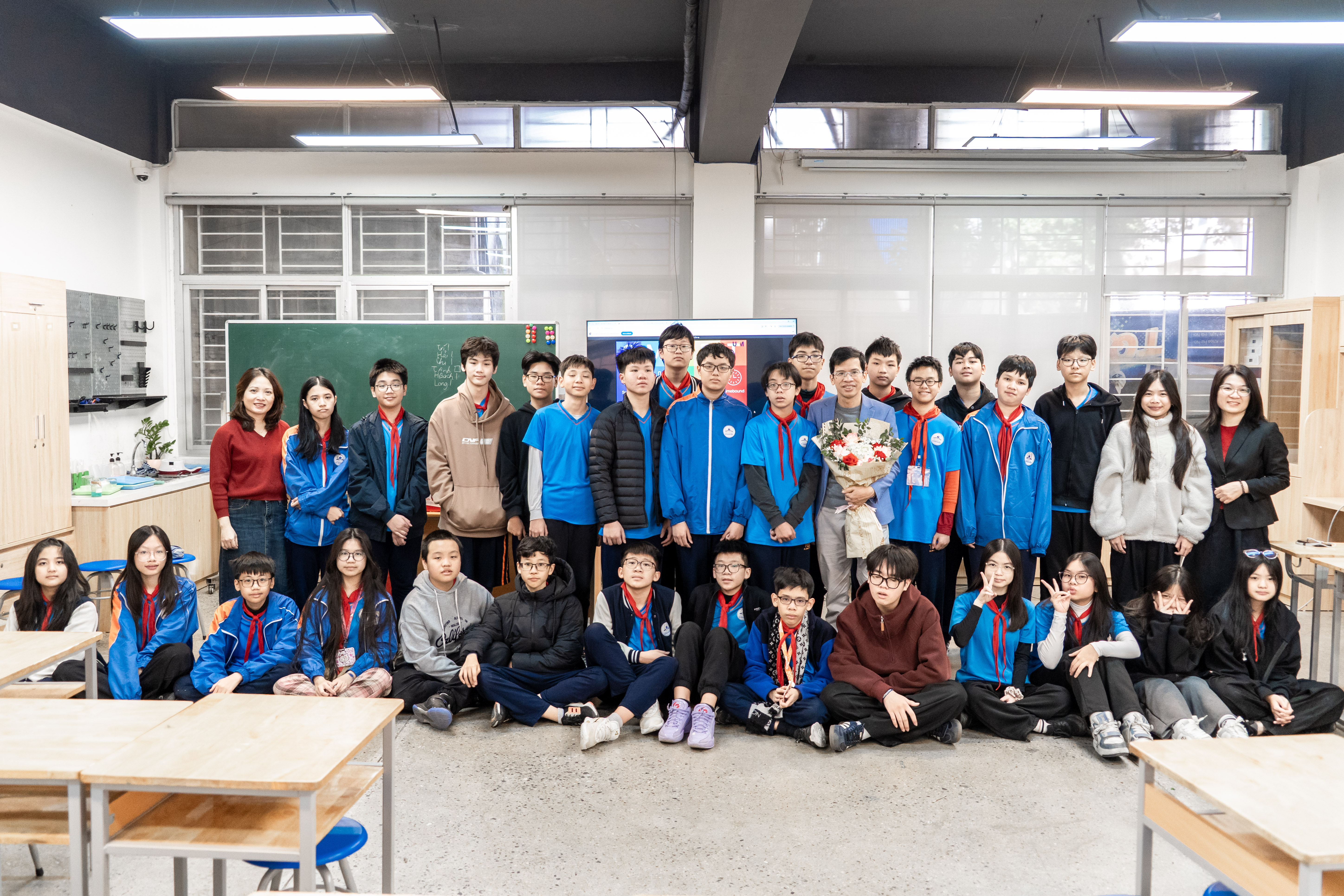 Ông Đặng Ánh Dương (cầm hoa) - Giám đốc Công ty TNHH V&K Fruits, đồng thời là phụ huynh học sinh, đã có buổi chia sẻ đặc biệt với lớp 8C1.