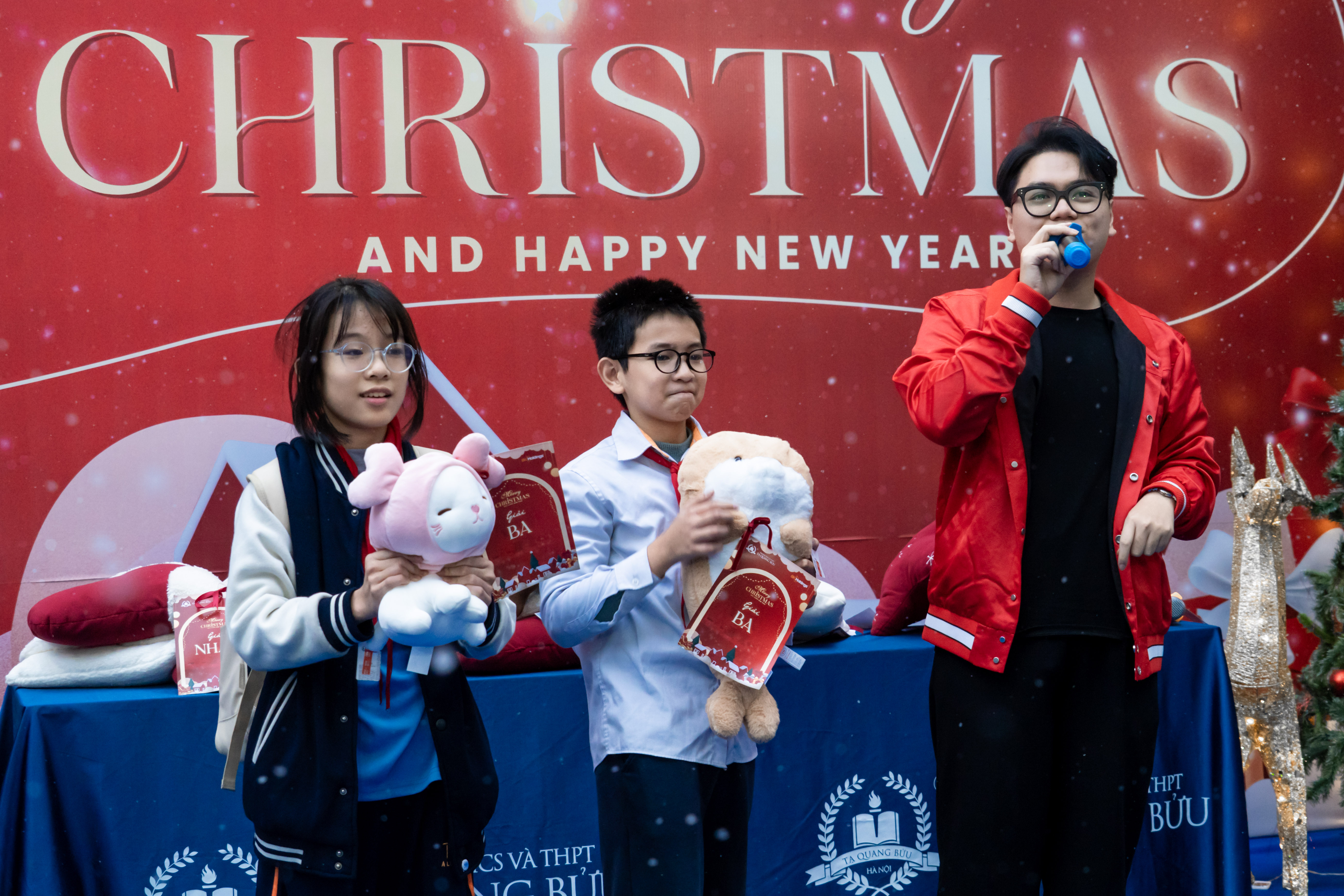 Phần bôc thăm trúng thưởng diễn ra sôi nổi với những phần quà vô cùng xinh xắn.