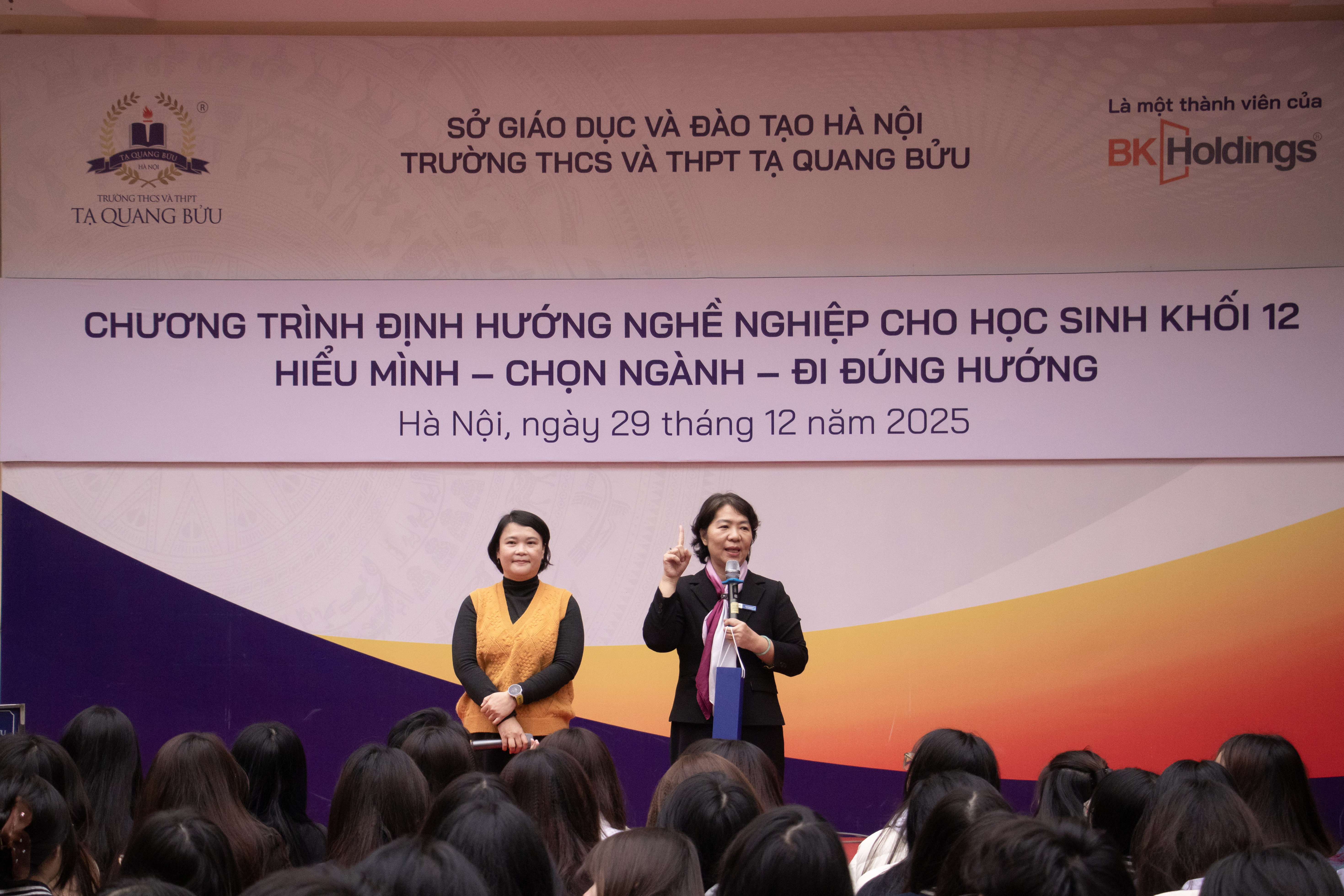 Trường THCS và THPT Tạ Quang Bửu triển khai chuỗi hoạt động trải nghiệm hướng nghiệp dành cho học sinh khối 12.