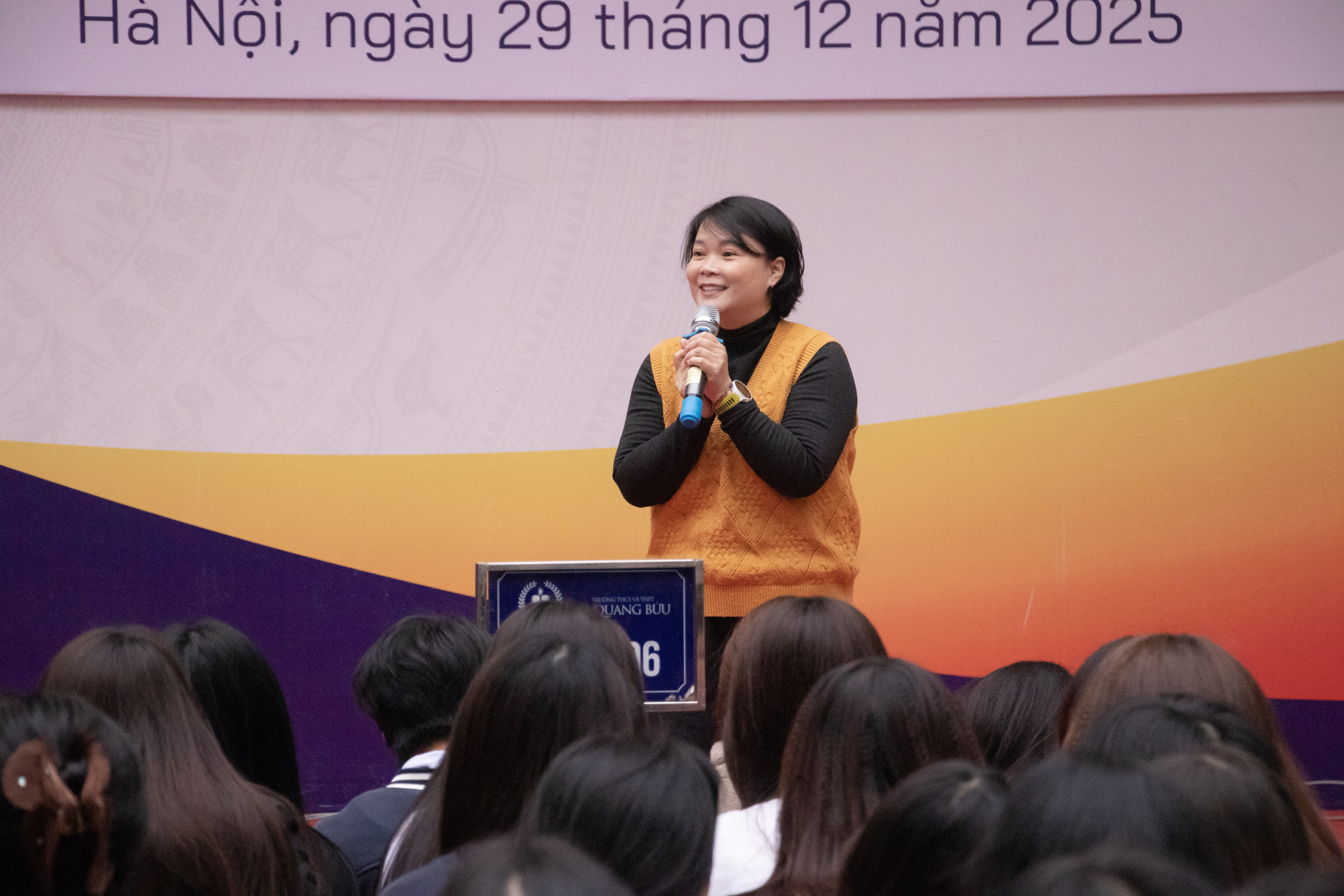 ThS. Trương Huyền Trang - chuyên gia Tâm lý học trường học, Trưởng ban chuyên môn các dự án Kỹ năng sống và Hoạt động trải nghiệm - Hướng nghiệp tại buổi chia sẻ.