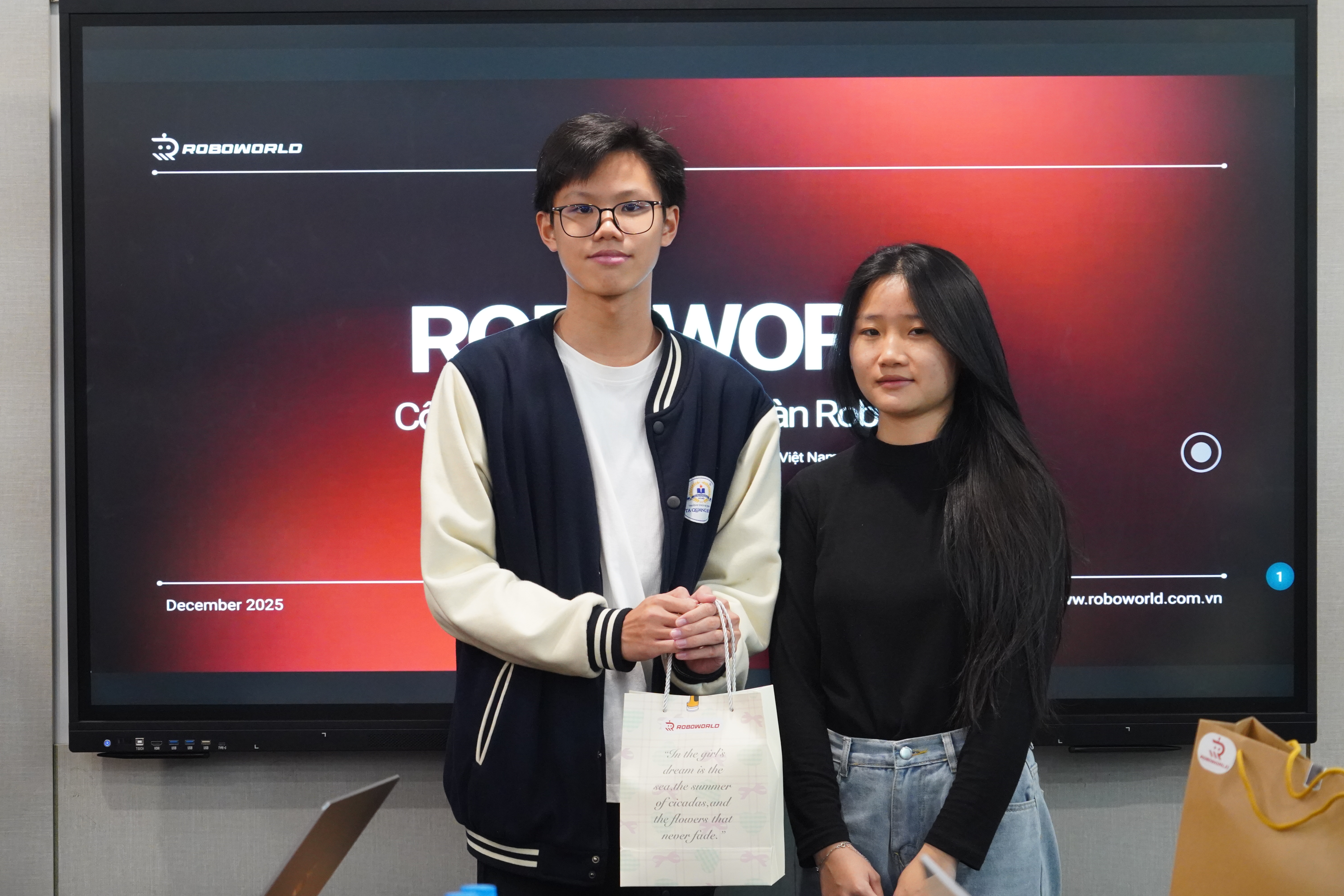 Học sinh hào hứng tham gia trò chơi để nhận những phần quà nhỏ xinh từ RoboWorld.