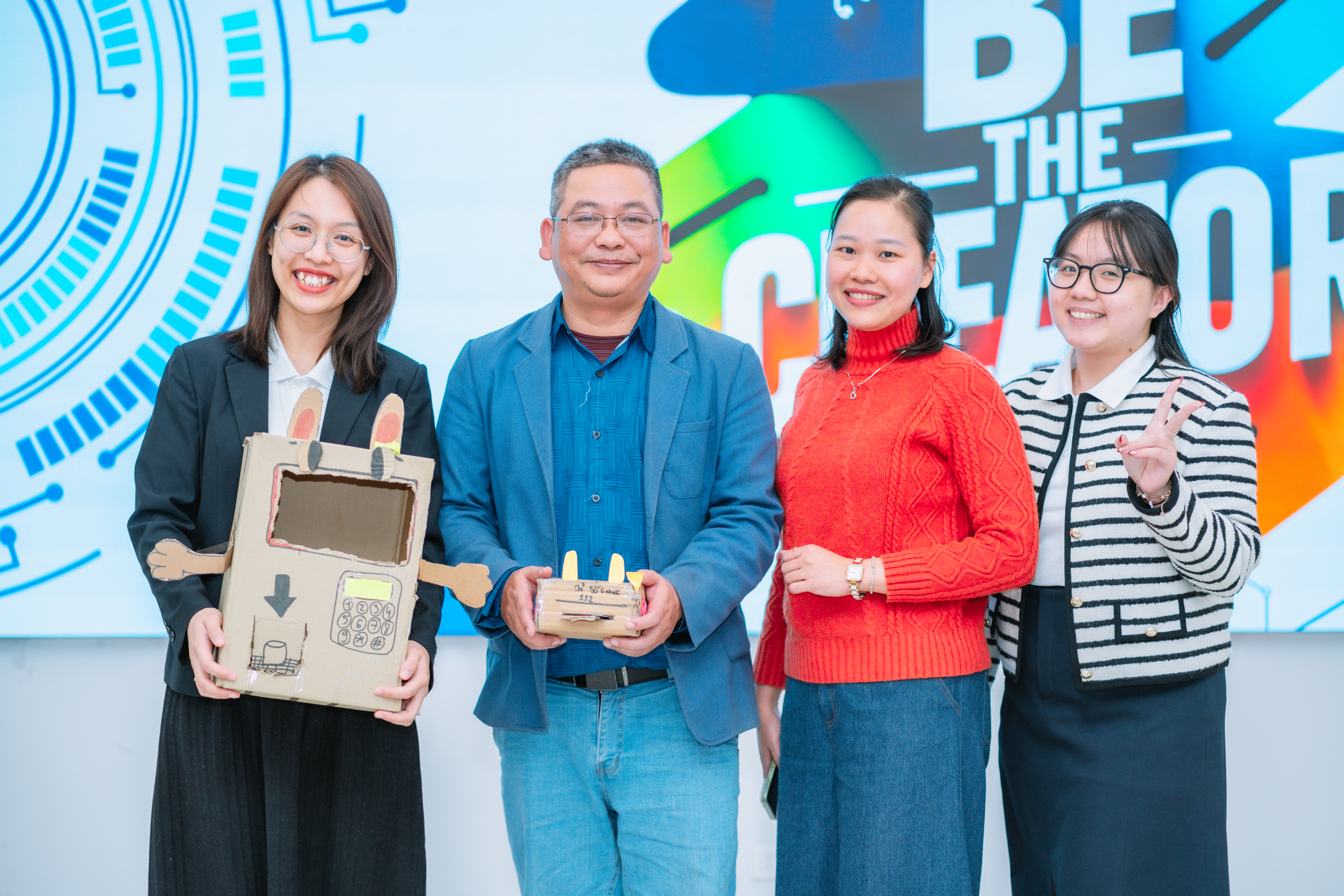 Thầy Nguyễn Xuân Trung - Chuyên viên Sở Khoa học và Công nghệ Nghệ An, Huấn luyện viên Đổi mới sáng tạo Quốc gia cùng các giáo viên Trung tâm Fablab Bách Khoa - Tạ Quang Bửu.