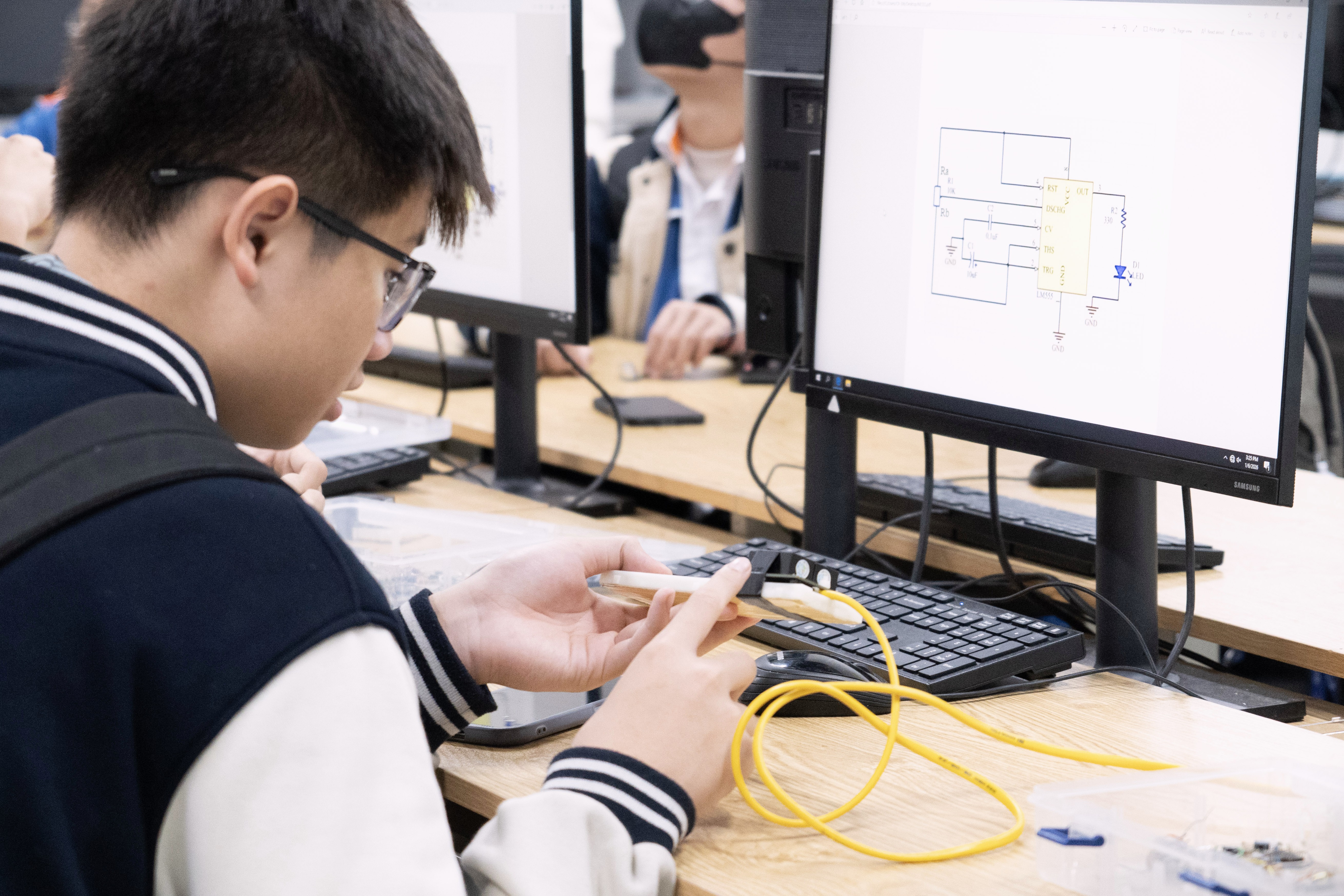 Học sinh khối 10 Hệ Toán - Tin trong chuyến tham quan các phòng thí nghiệm của Trường Điện - Điện tử, ĐHBK HN.