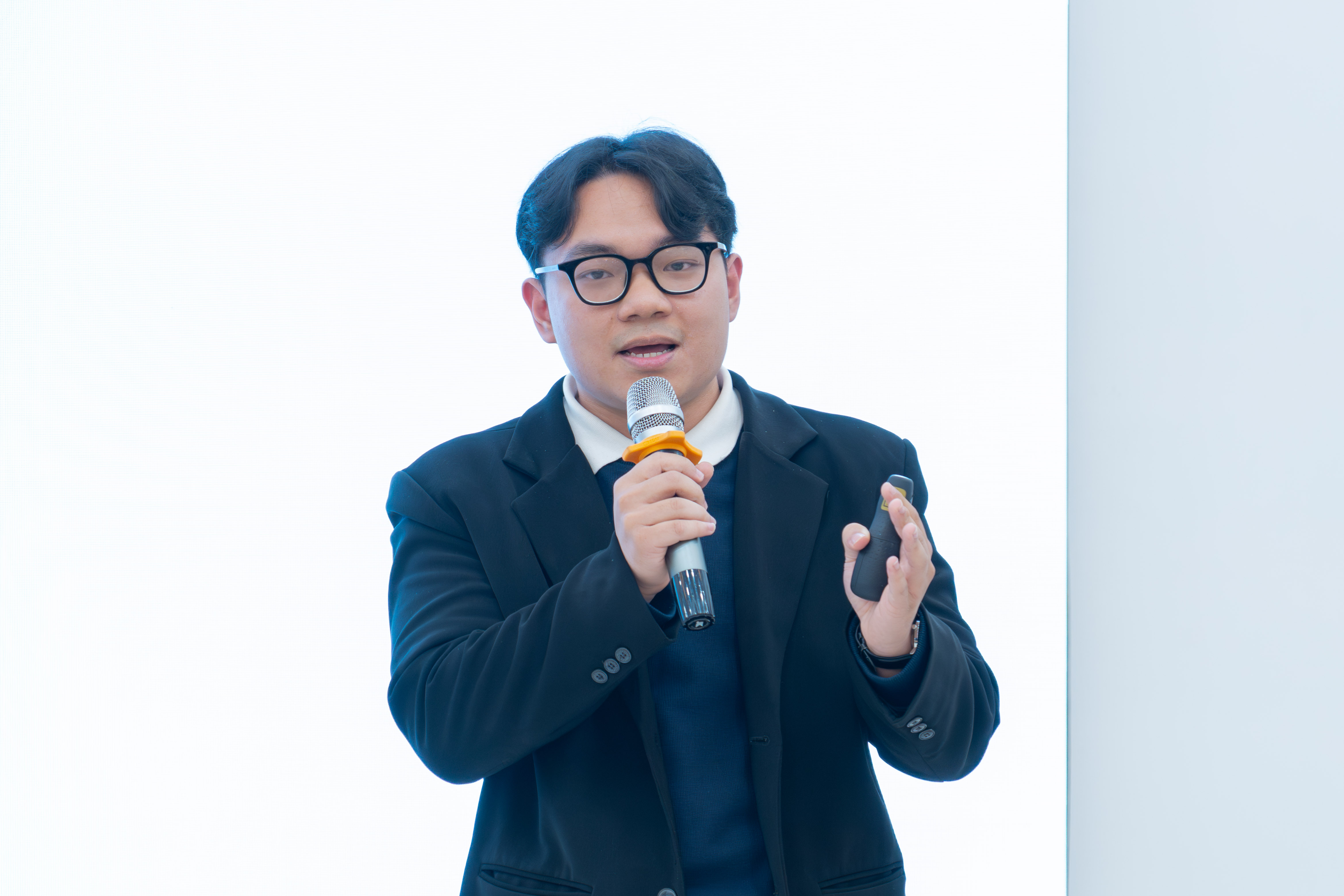 Thầy Tống Nguyên Vũ tiếp nối phần chia sẻ về công cụ NotebookLM.