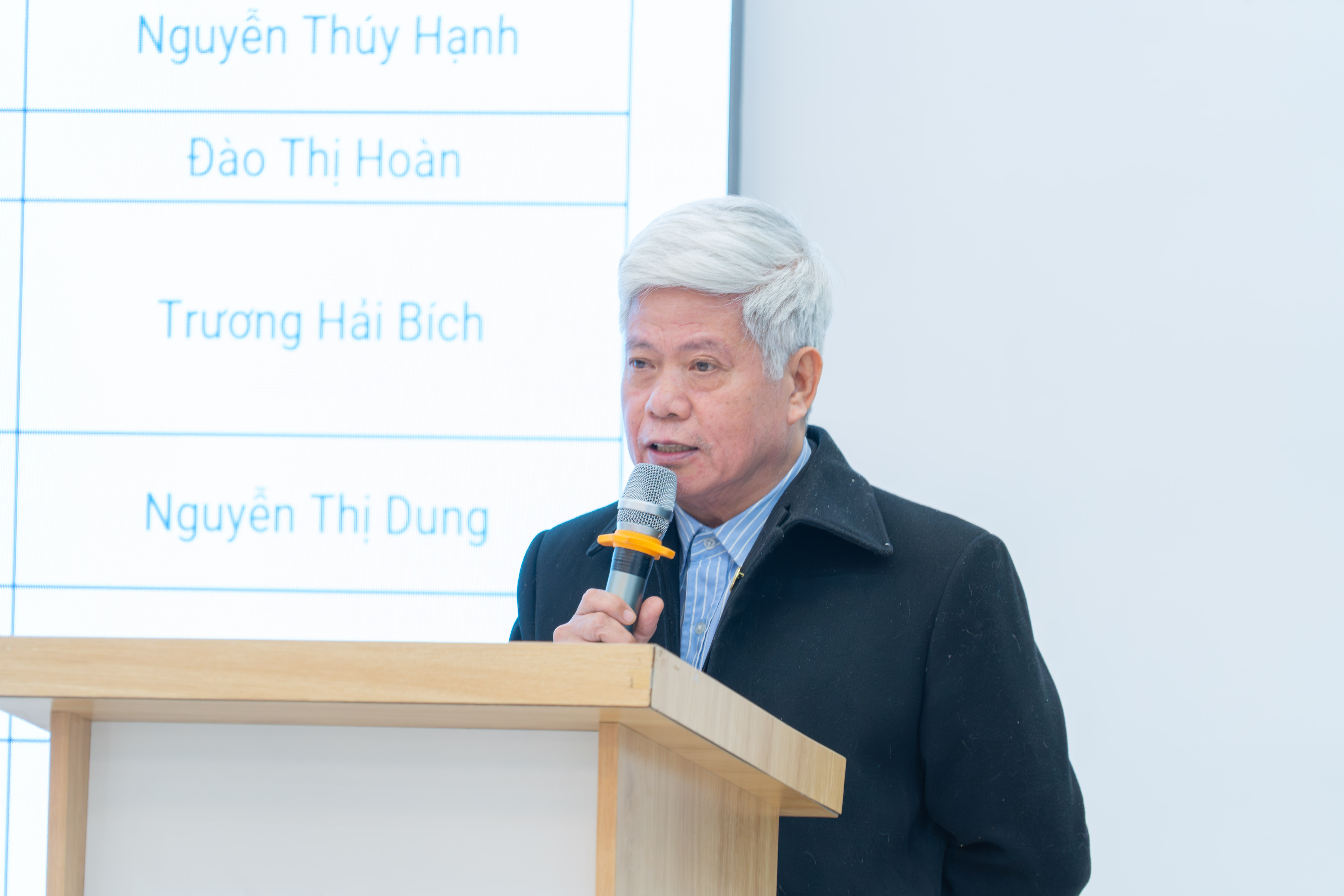 Thầy Trần Ngọc Năm - Phó hiệu trưởng Nhà trường phát biểu trong buổi họp.