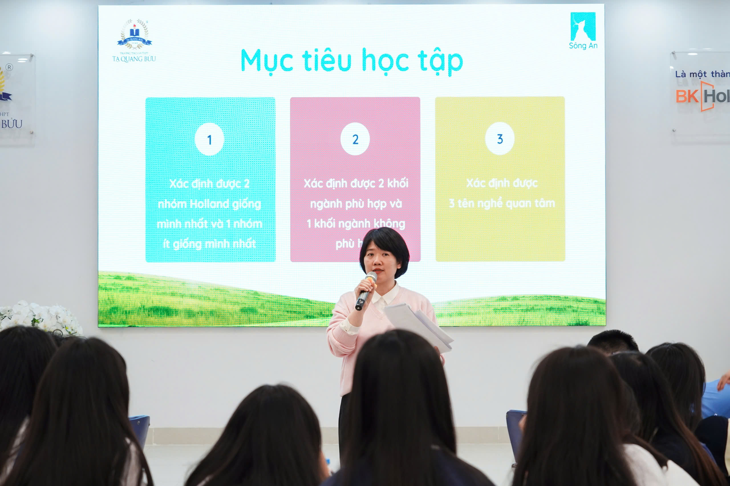 Cô Hoàng Minh Phương - Chuyên viên hướng nghiệp cộng đồng Hướng nghiệp Sông An cùng học sinh trải nghiệm Holland.