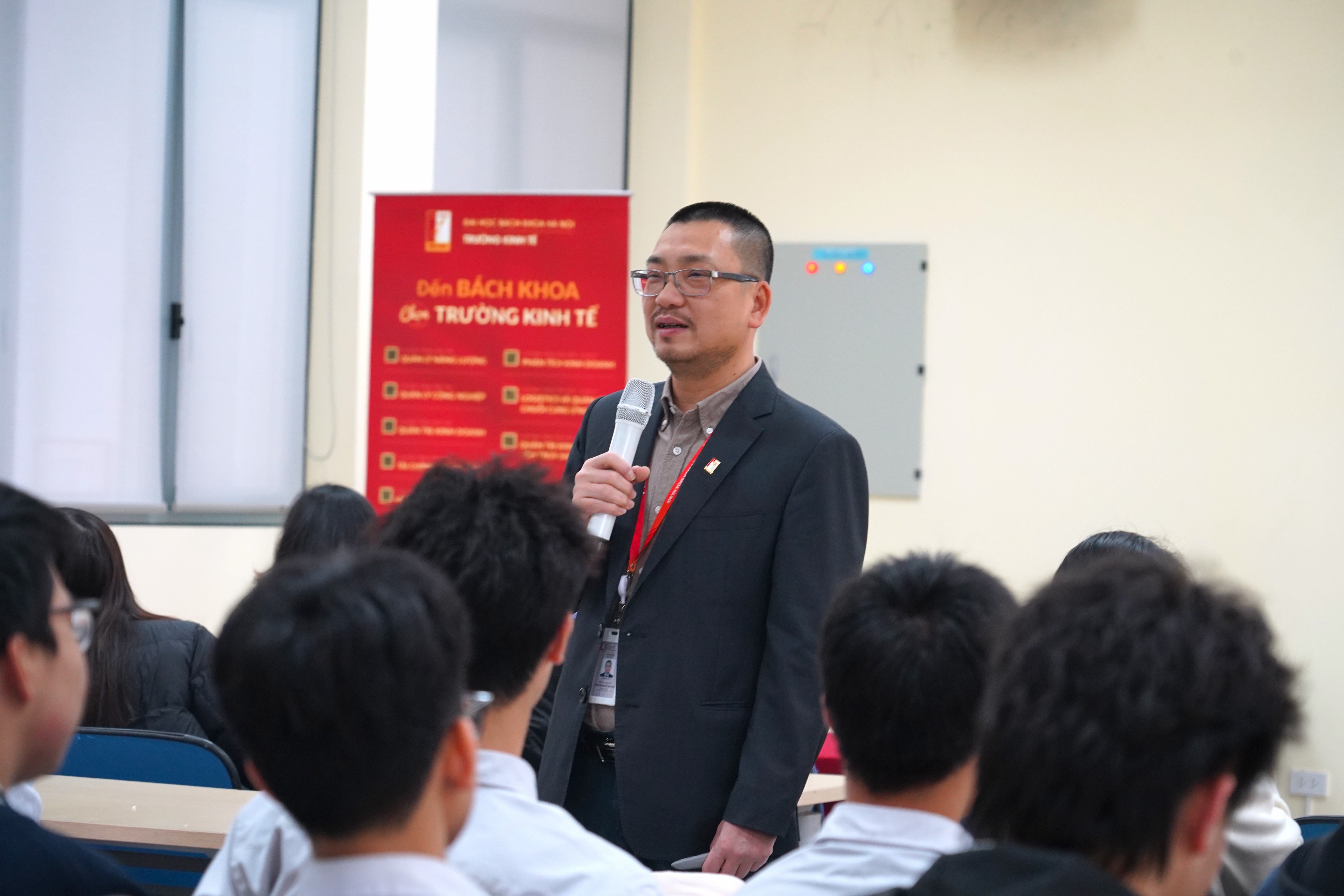 PGS.TS Nguyễn Danh Nguyên - Hiệu trưởng Trường Kinh tế, Đại học Bách khoa Hà Nội trong buổi chia sẻ.