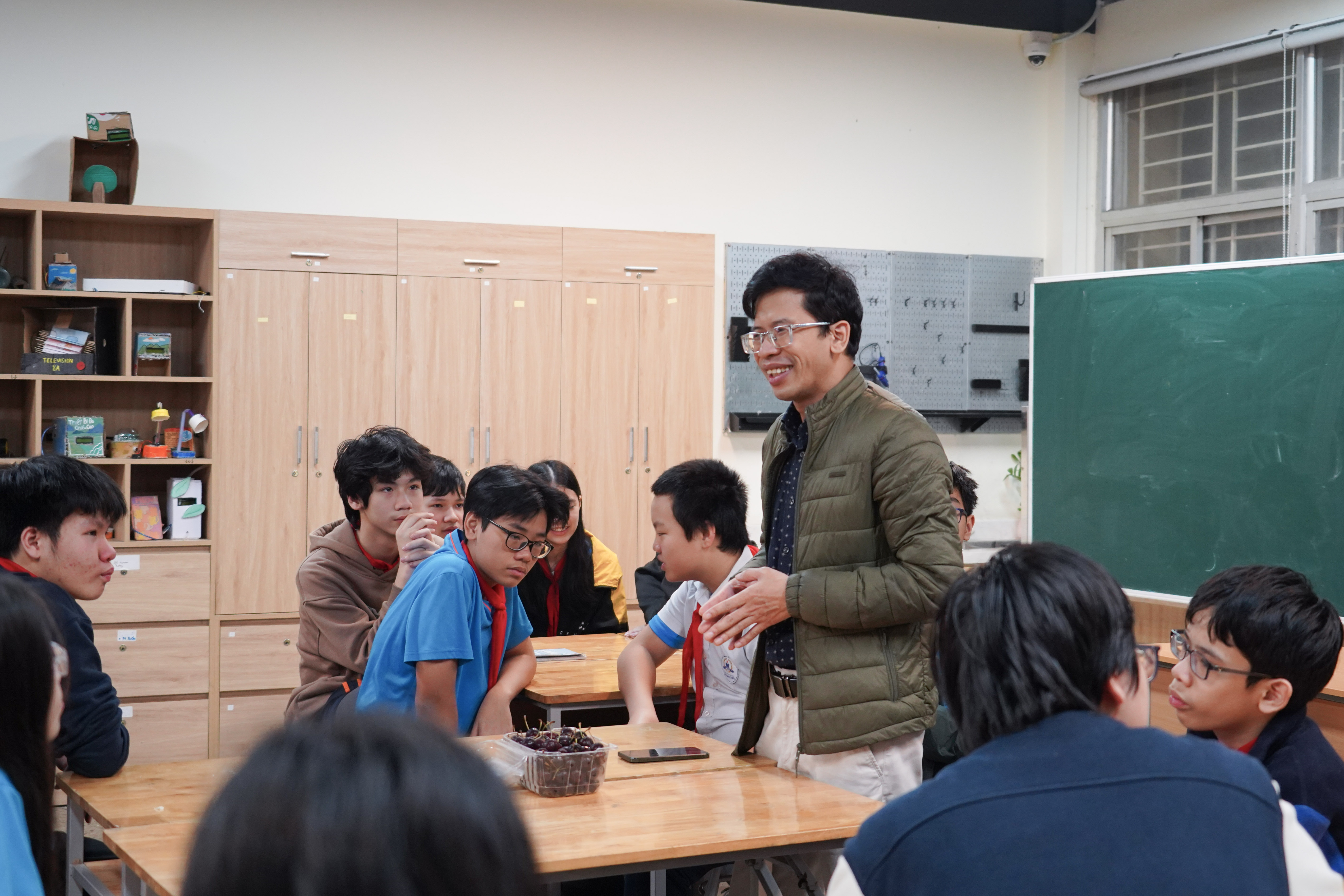 Ông Đặng Ánh Dương – Giám đốc Công ty TNHH V&K Fruits, đồng thời là phụ huynh học sinh lớp 8C1 trong buổi chia sẻ.