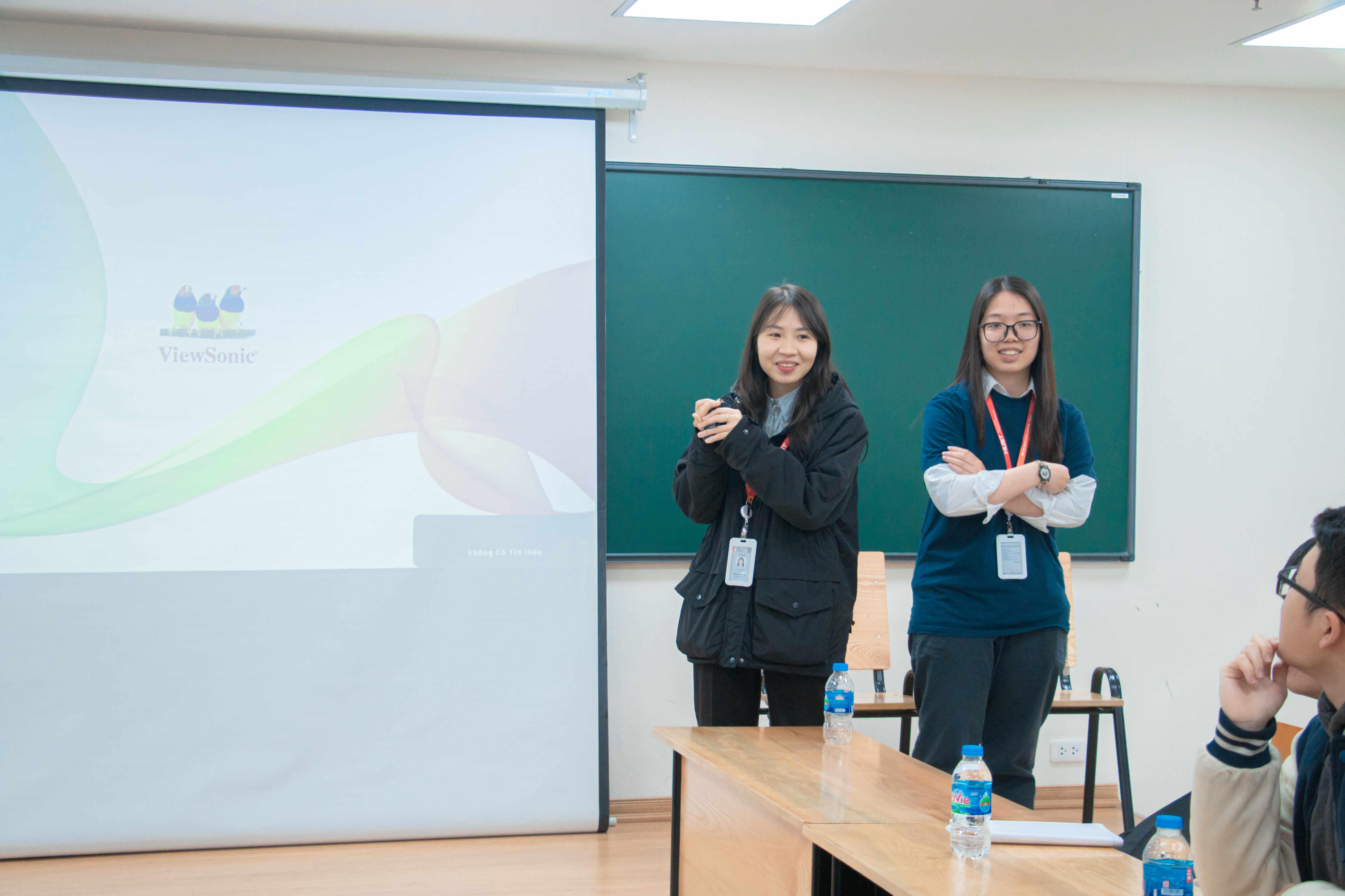 ThS. Trịnh Thị Mỹ Linh (bên trái) - Giảng viên nguồn Đại học Bách khoa Hà Nội truyền động lực học tập cho học sinh qua những chia sẻ chân thực.