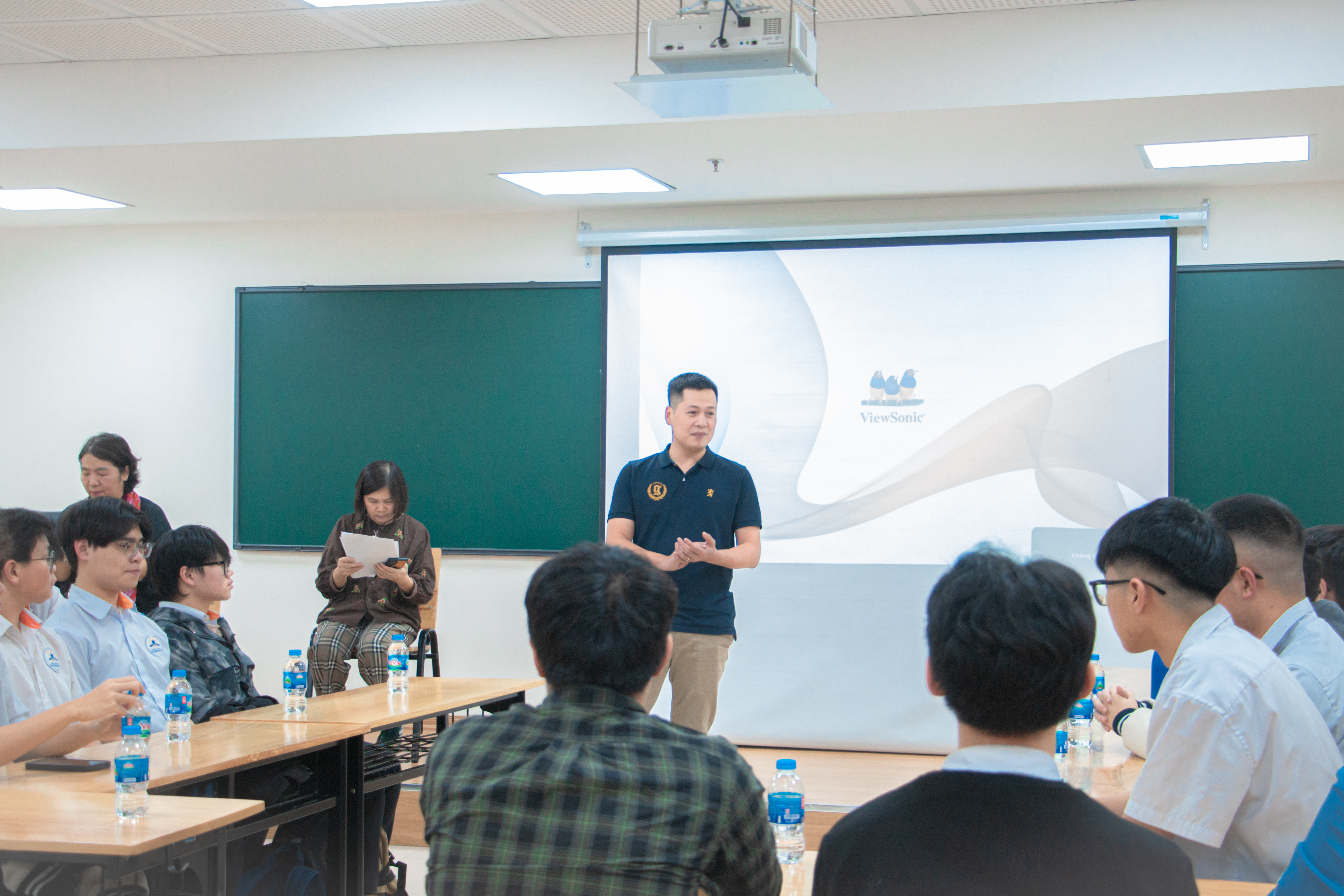  TS. Nguyễn Huy Hoàng - Giám đốc Chương trình Hệ thống nhúng thông minh và IoT chia sẻ về ngành học, cơ hội việc làm trong kỷ nguyên AI.