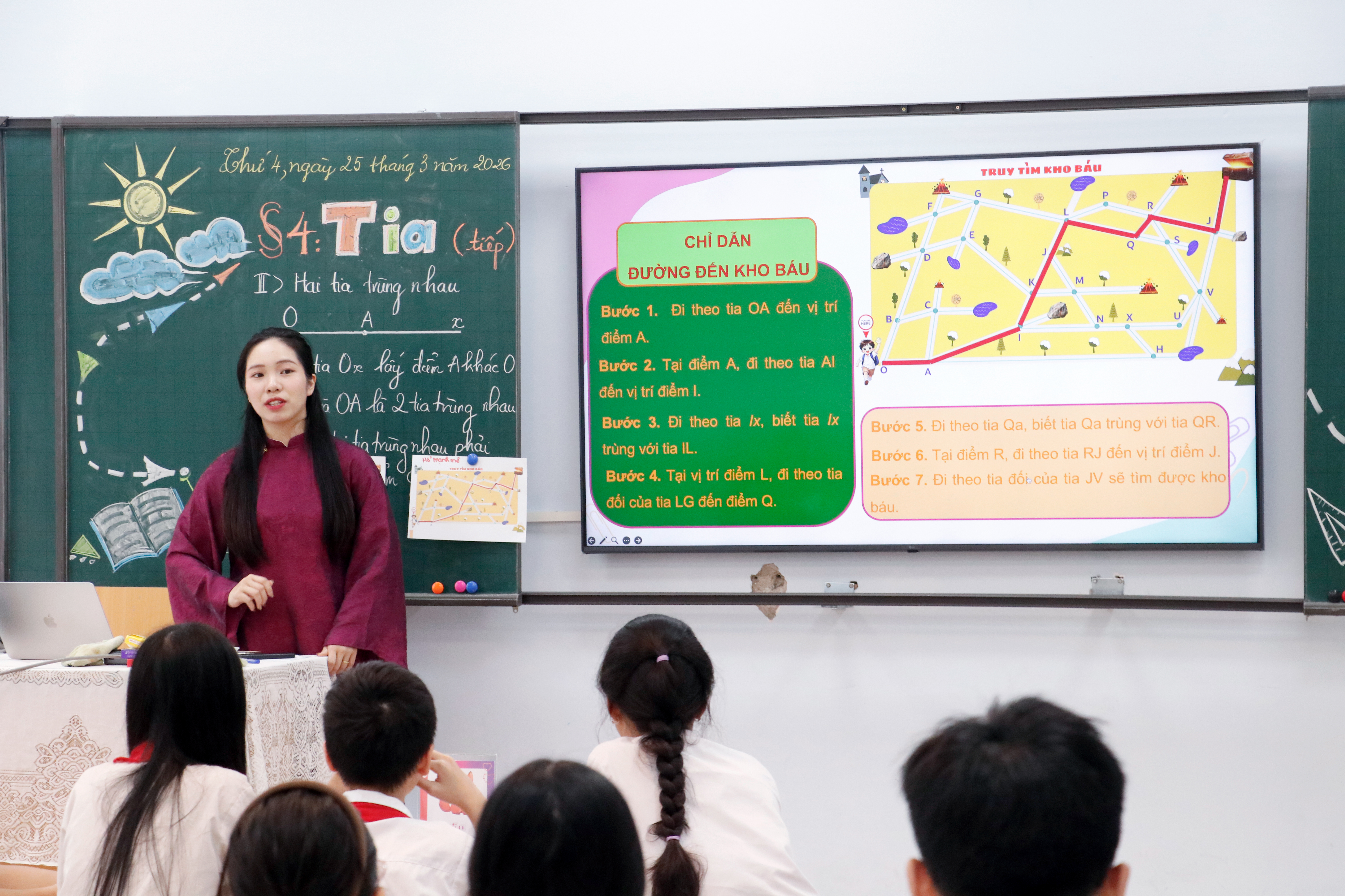 Cô Phùng Diệu Linh mang đến một tiết học sôi nổi với nhiều hoạt động tương tác và ứng dụng công nghệ.