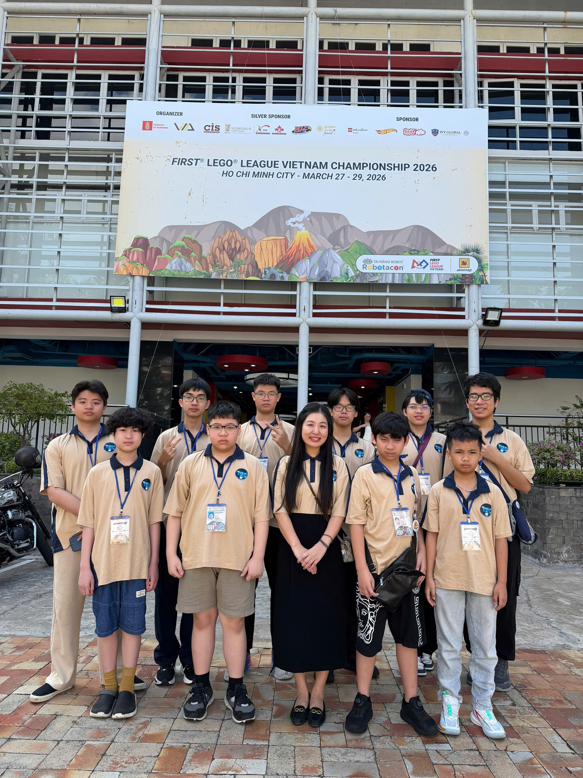 Cô Đào Thị Tươi - Phó Hiệu trưởng Nhà trường cùng đội tuyển TQB Robot Makers.