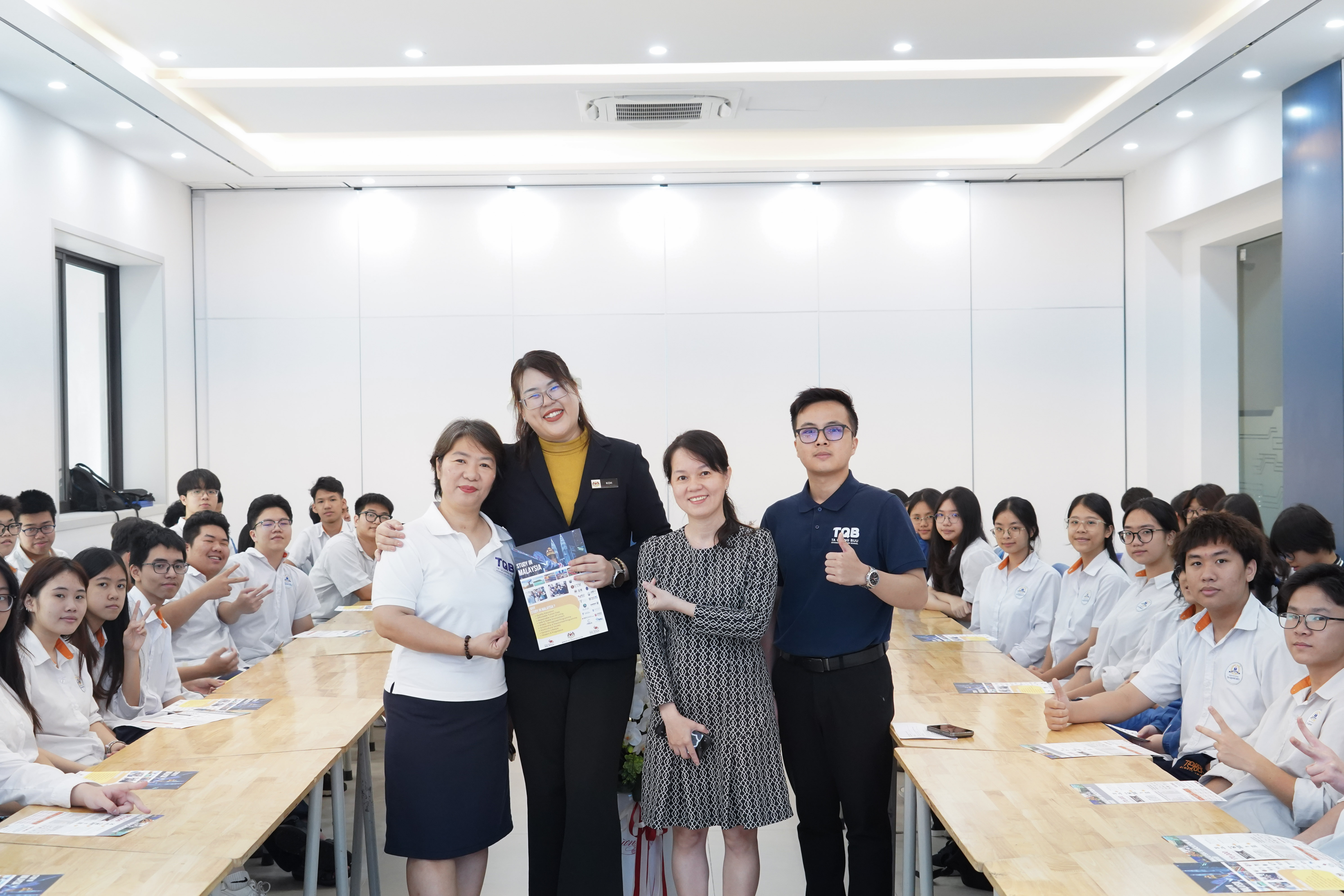 Bà Koh Bee Ching (áo vest đen) - Phó Lãnh sự Giáo dục Malaysia chụp ảnh lưu niệm cùng thầy cô và học sinh Trường THCS và THPT Tạ Quang Bửu.