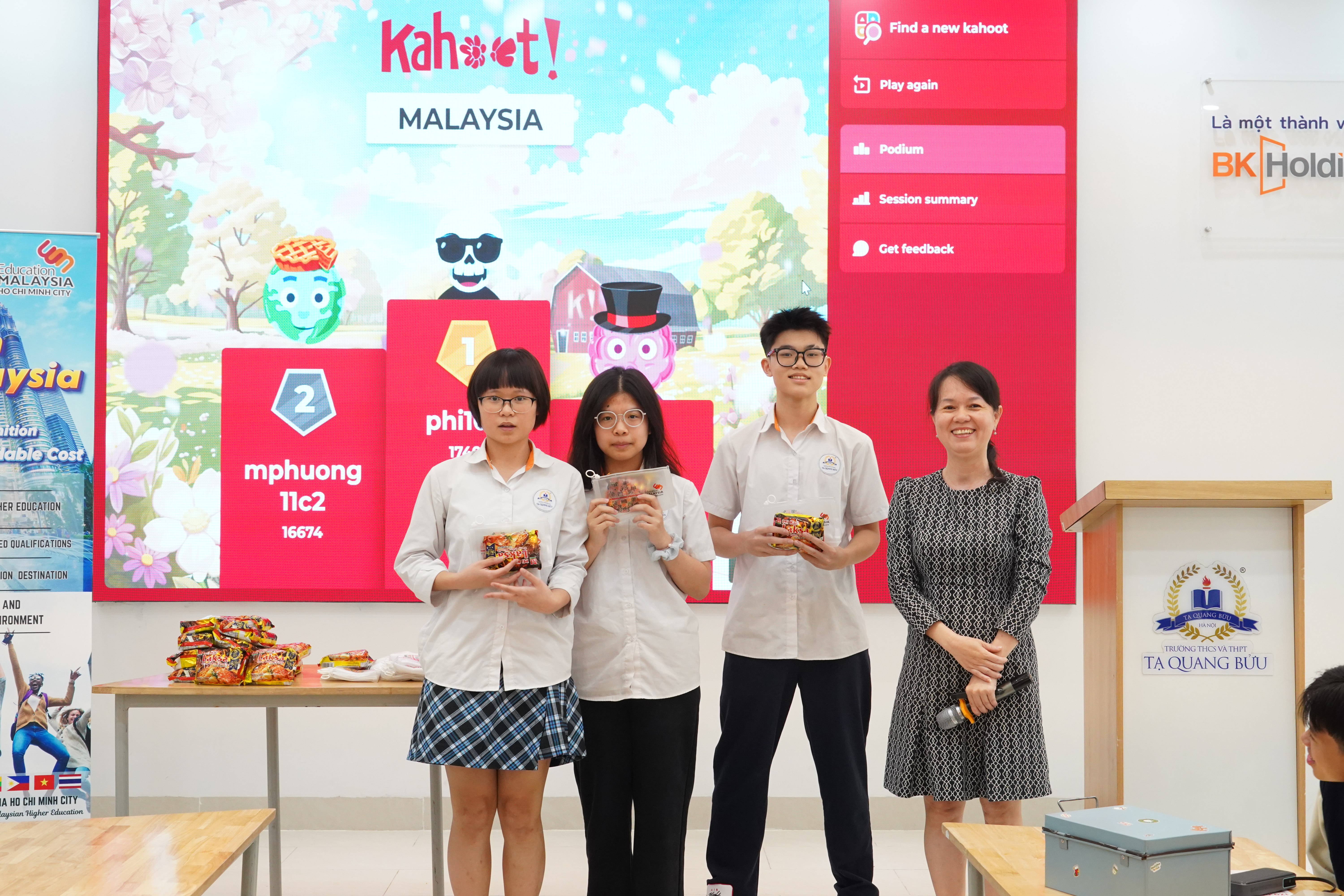 Phần minigame và hỏi đáp đã mang đến không khí sôi nổi cho buổi giao lưu.