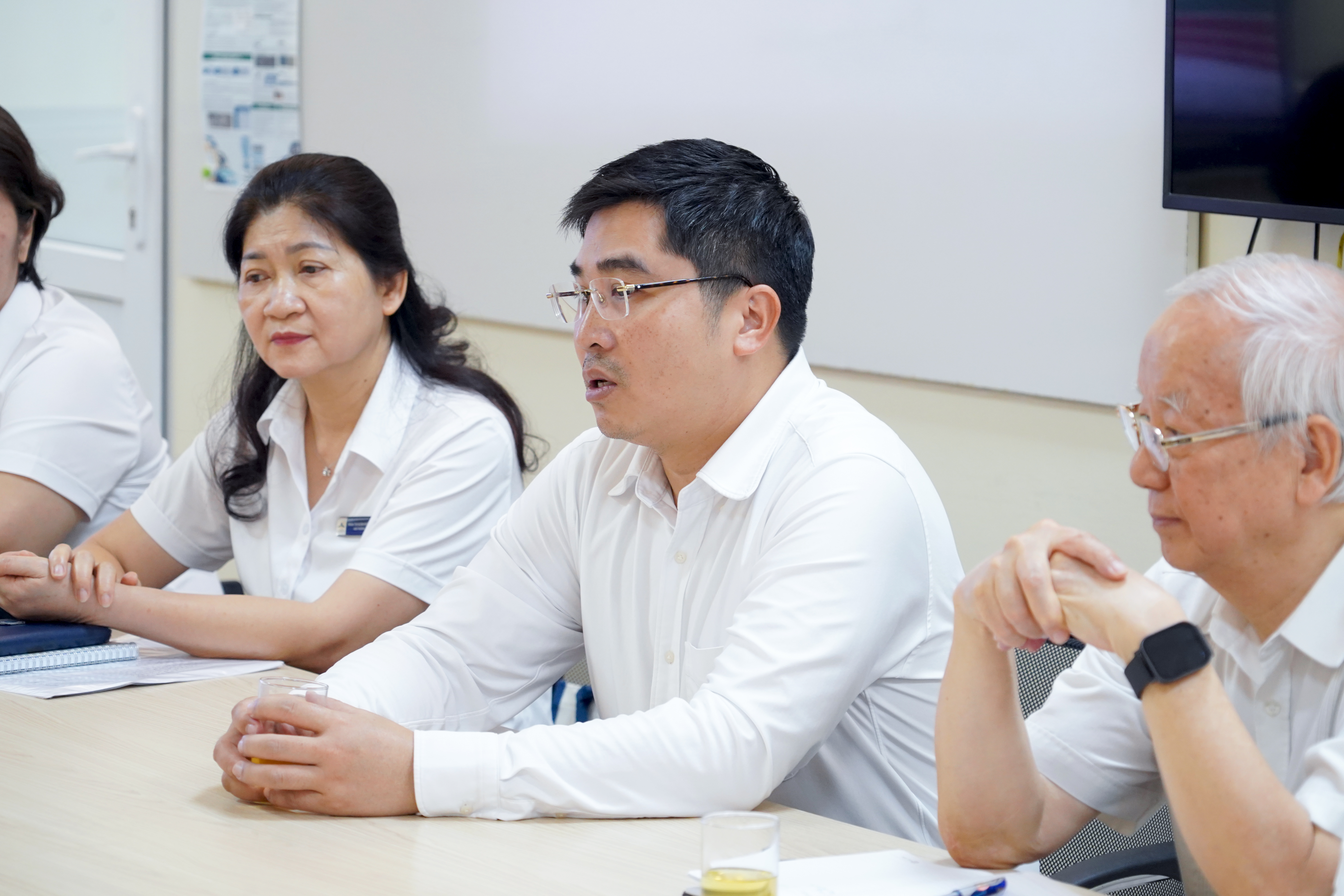 TS. Nguyễn Trung Dũng (ngồi giữa) - Chủ tịch Hội đồng Trường THCS và THPT Tạ Quang Bửu phát biểu tại buổi ký kết.