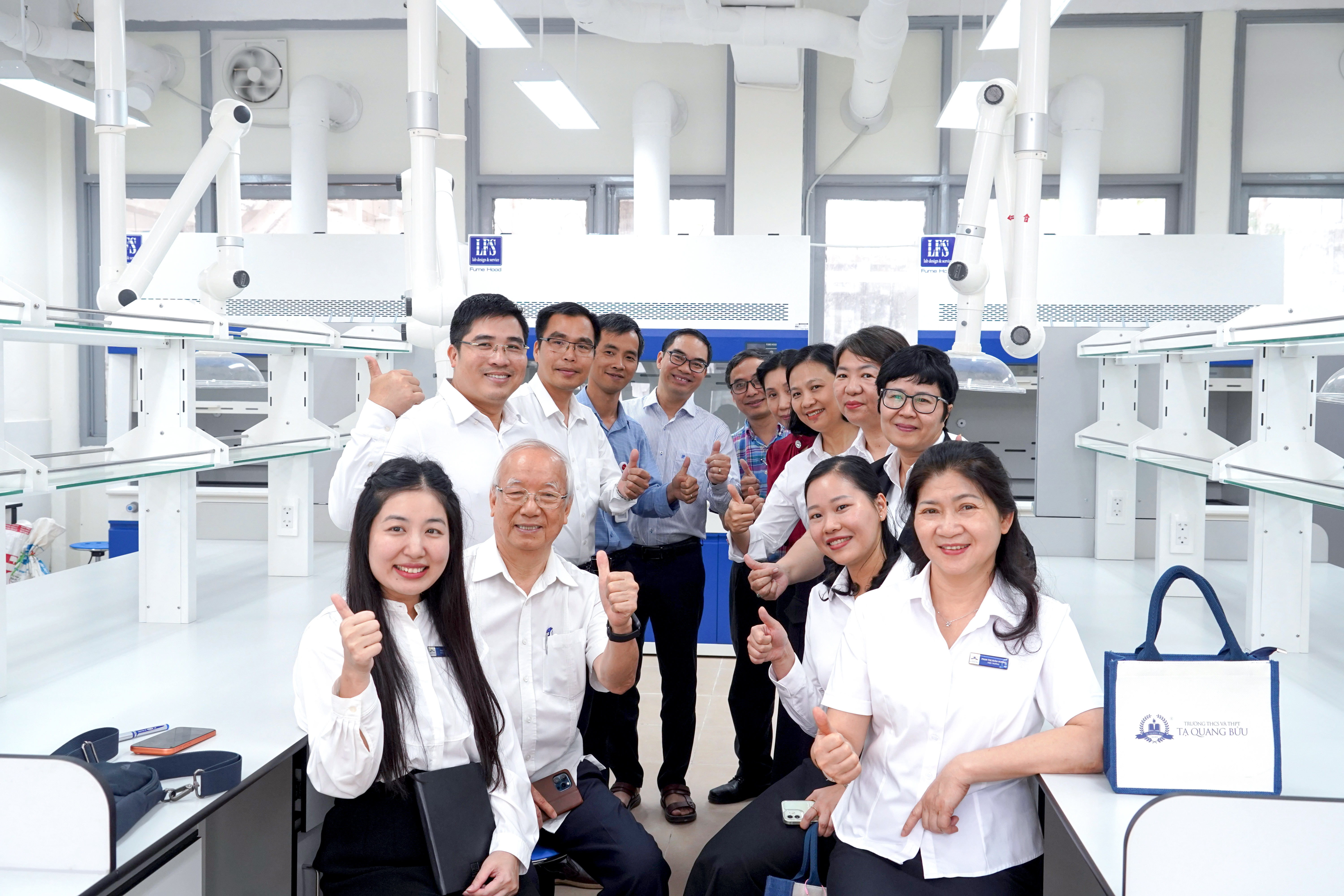 Đoàn đại biểu hai trường đi tham quan hệ thống phòng thí nghiệm liên ngành.