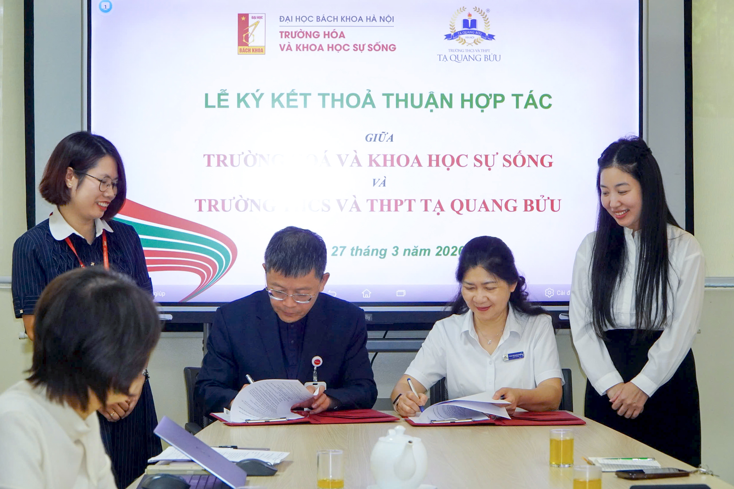 GS.TS. Chu Kỳ Sơn - Hiệu trưởng Trường Hóa và Khoa học sự sống và cô Phạm Thị Xuân Hương - Hiệu trưởng Trường THCS và THPT Tạ Quang Bửu trong buổi lễ ký kết hợp tác chiến lược.