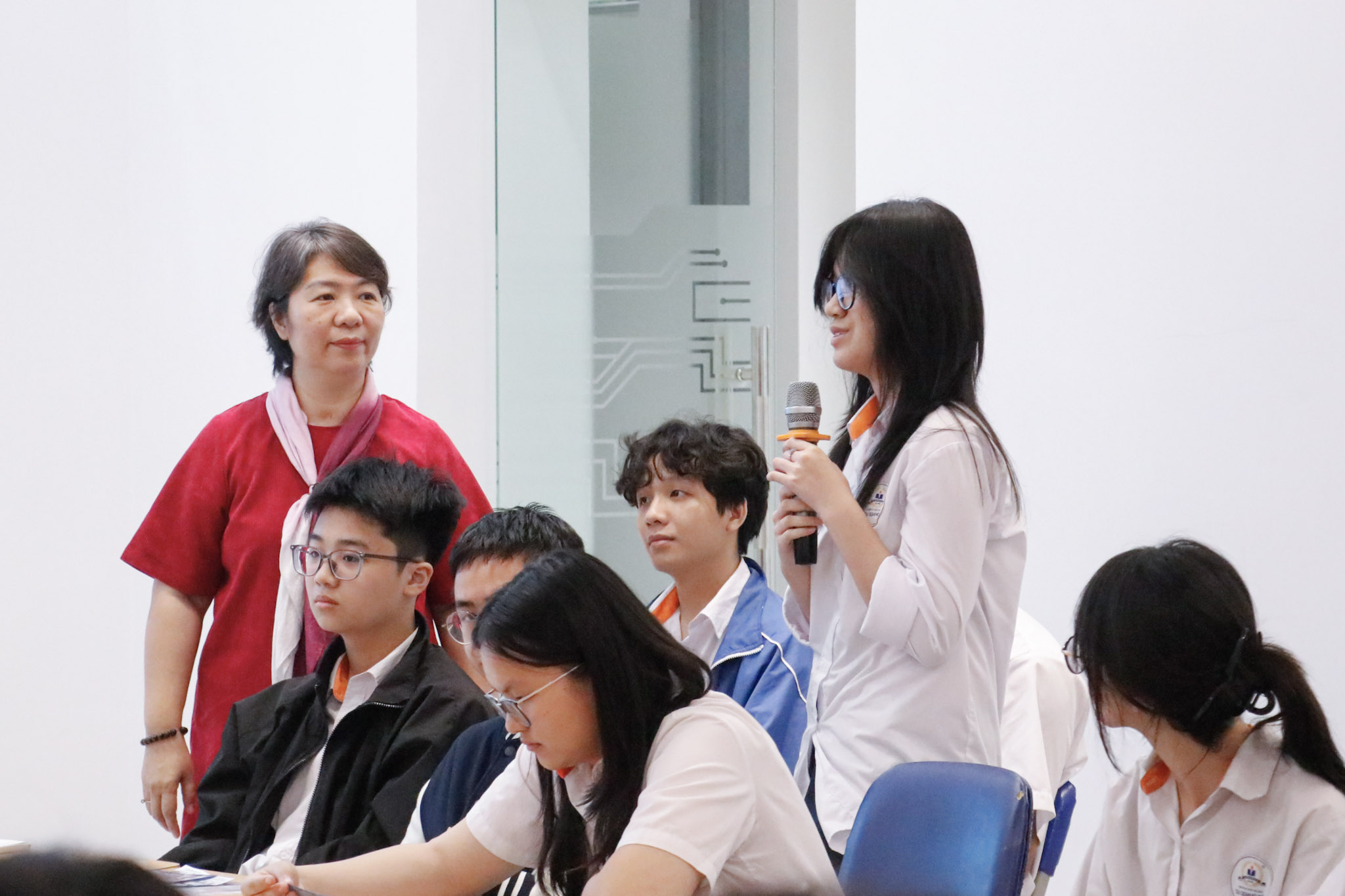 Học sinh Tạ Quang Bửu đặt câu hỏi để tìm hiểu rõ hơn về cơ hội du học Hồng Kông.