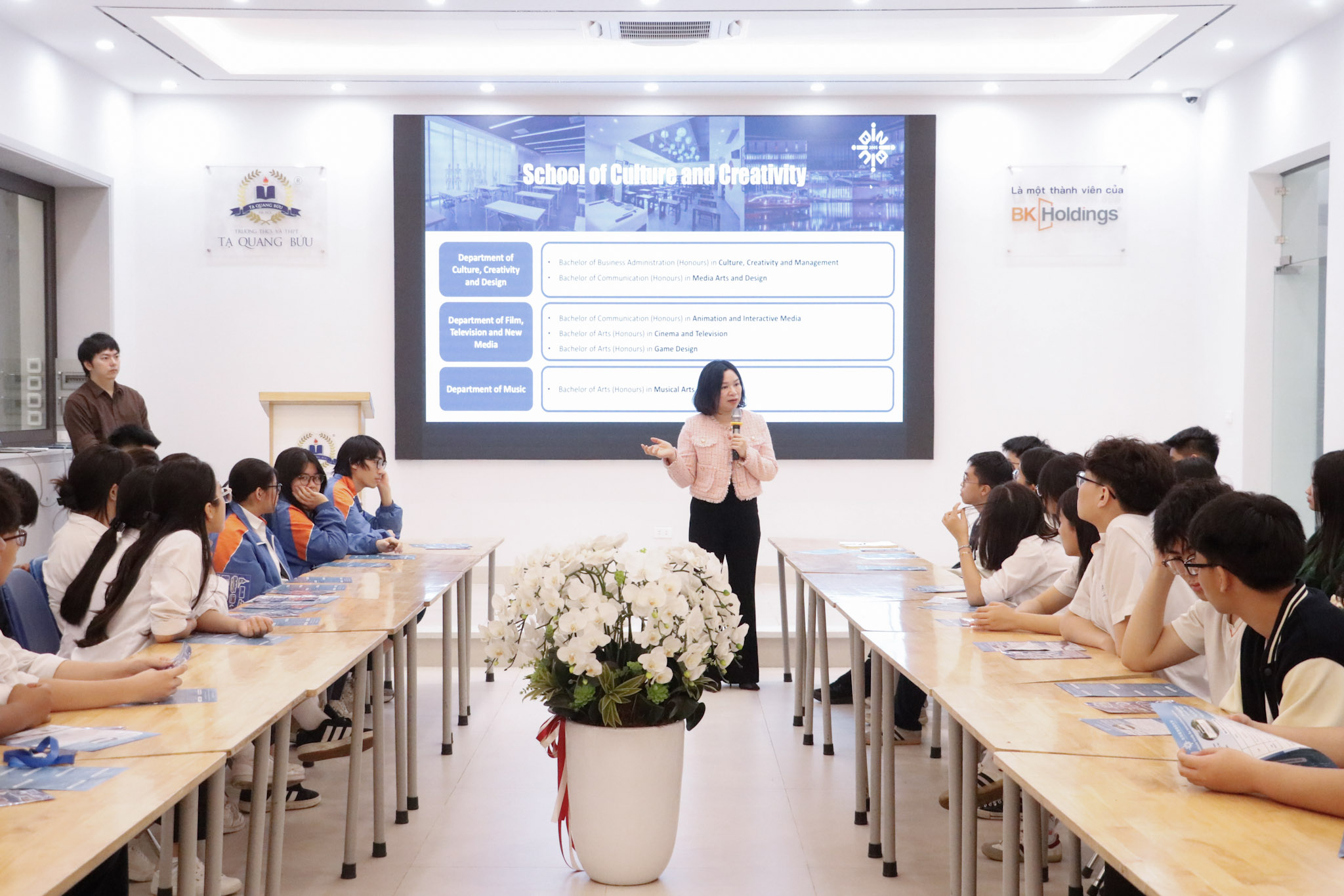 Cô Bùi Quỳnh Vân (Tiến sĩ) - Giảng viên Khoa Tiếng Trung Quốc, Trường Đại học Hà Nội, đồng thời là phụ huynh học sinh Nhà trường chia sẻ tại buổi gặp mặt.