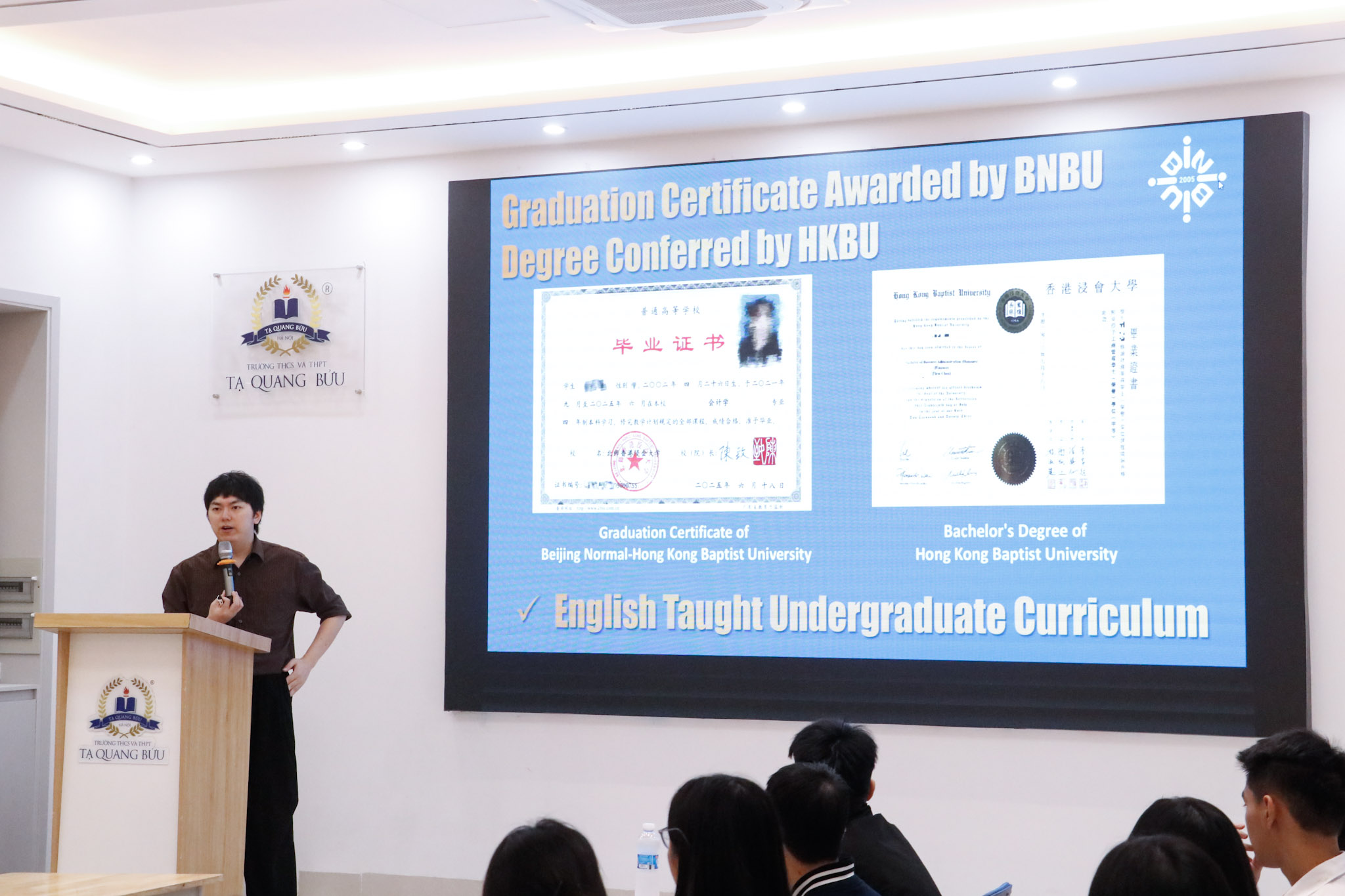 Ông Cody Meng chia sẻ thông tin về chương trình đào tạo, học bổng và lộ trình du học Hồng Kông cho học sinh Nhà trường.